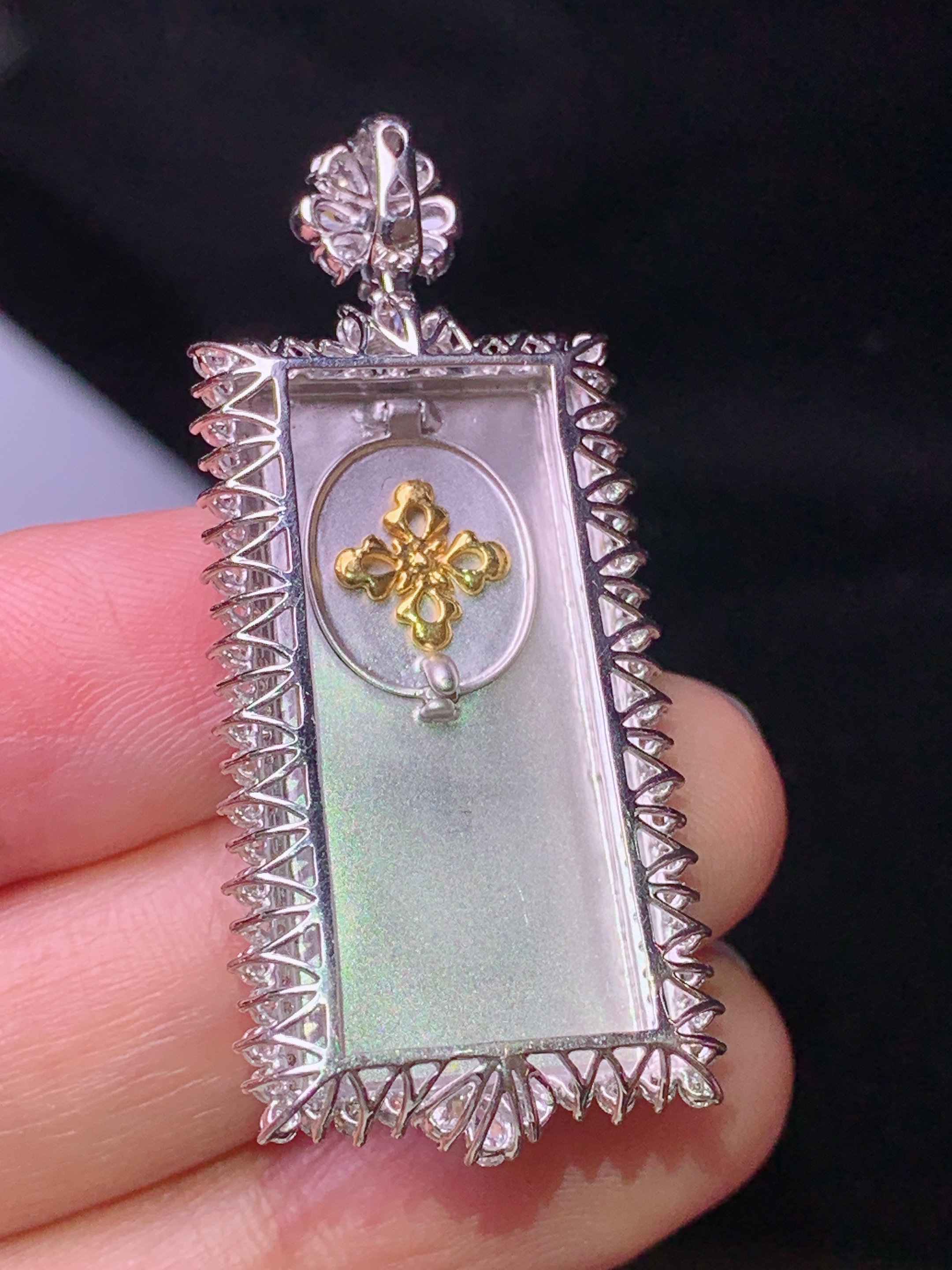 18k金钻镶嵌翠绿无事牌吊坠 玉质细腻 色泽艳丽清新 水润亮眼 整体尺寸44.5*19.6*7.2z1