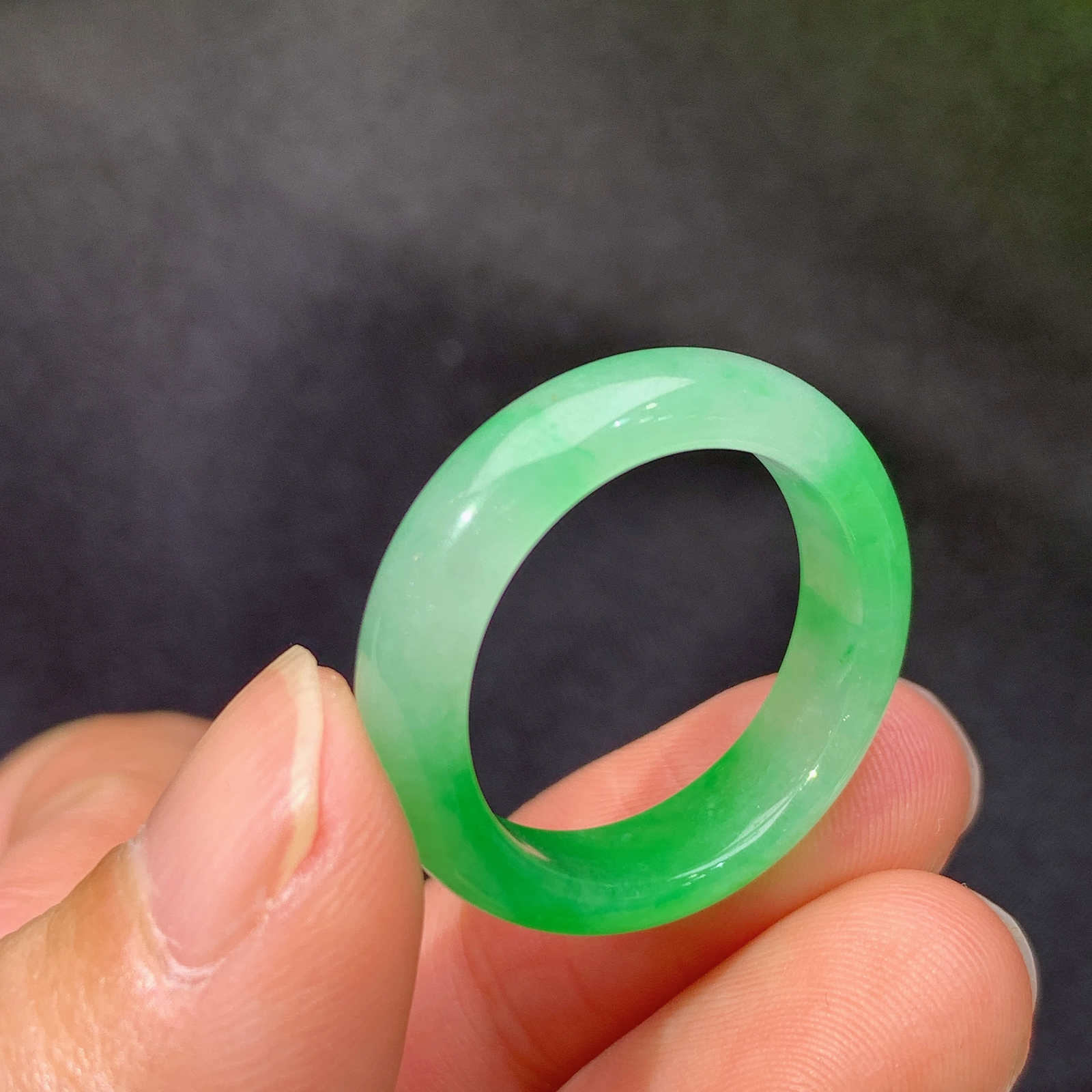 冰飘绿戒圈，指环，冰润色阳，玉质细腻，种水足，Ax 圈口18 尺寸5.7*3.2