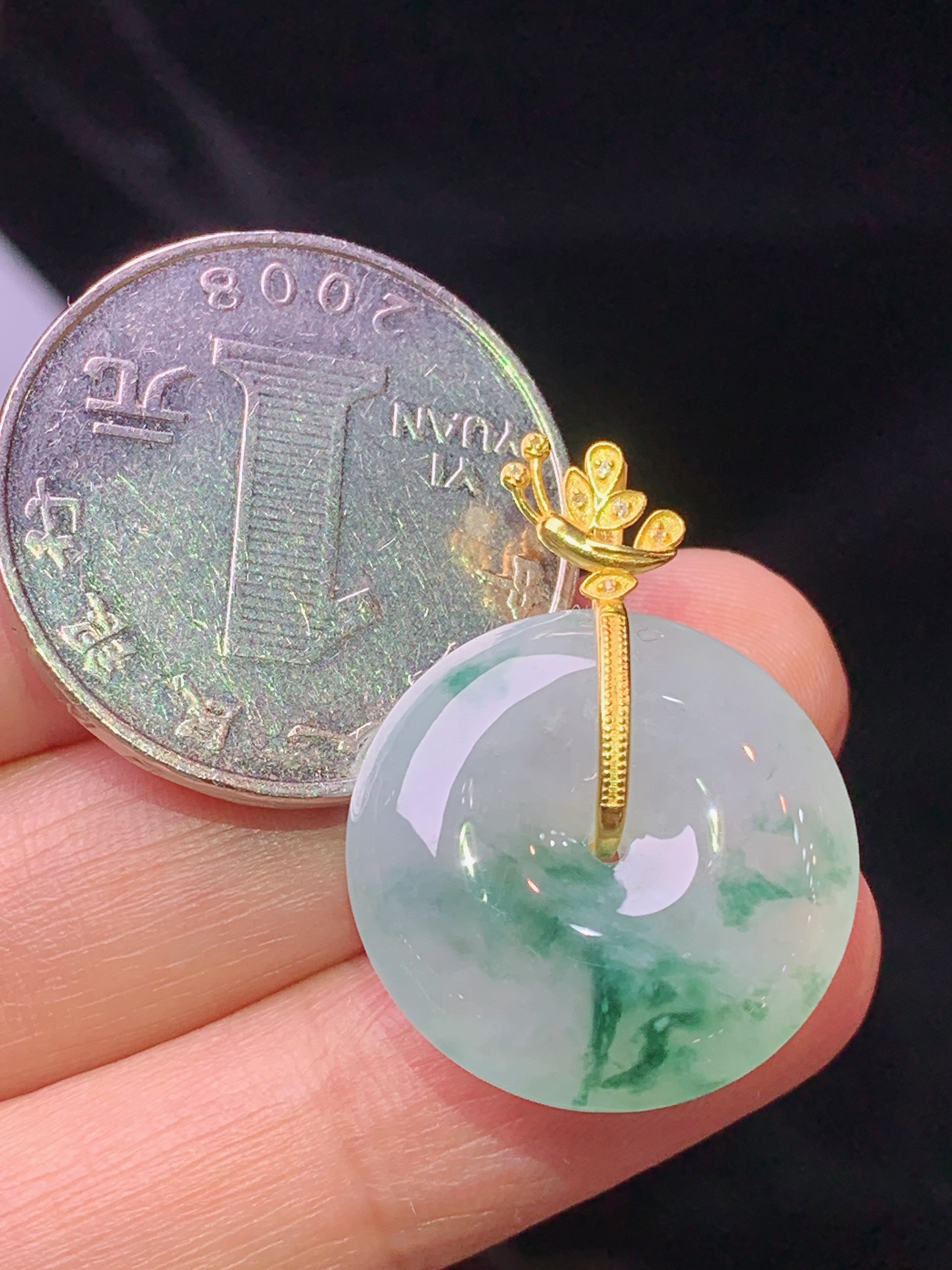 18k金钻镶嵌飘绿平安扣吊坠 玉质细腻 色泽艳丽清新 水润亮眼 整体尺寸27*20.5*6e1