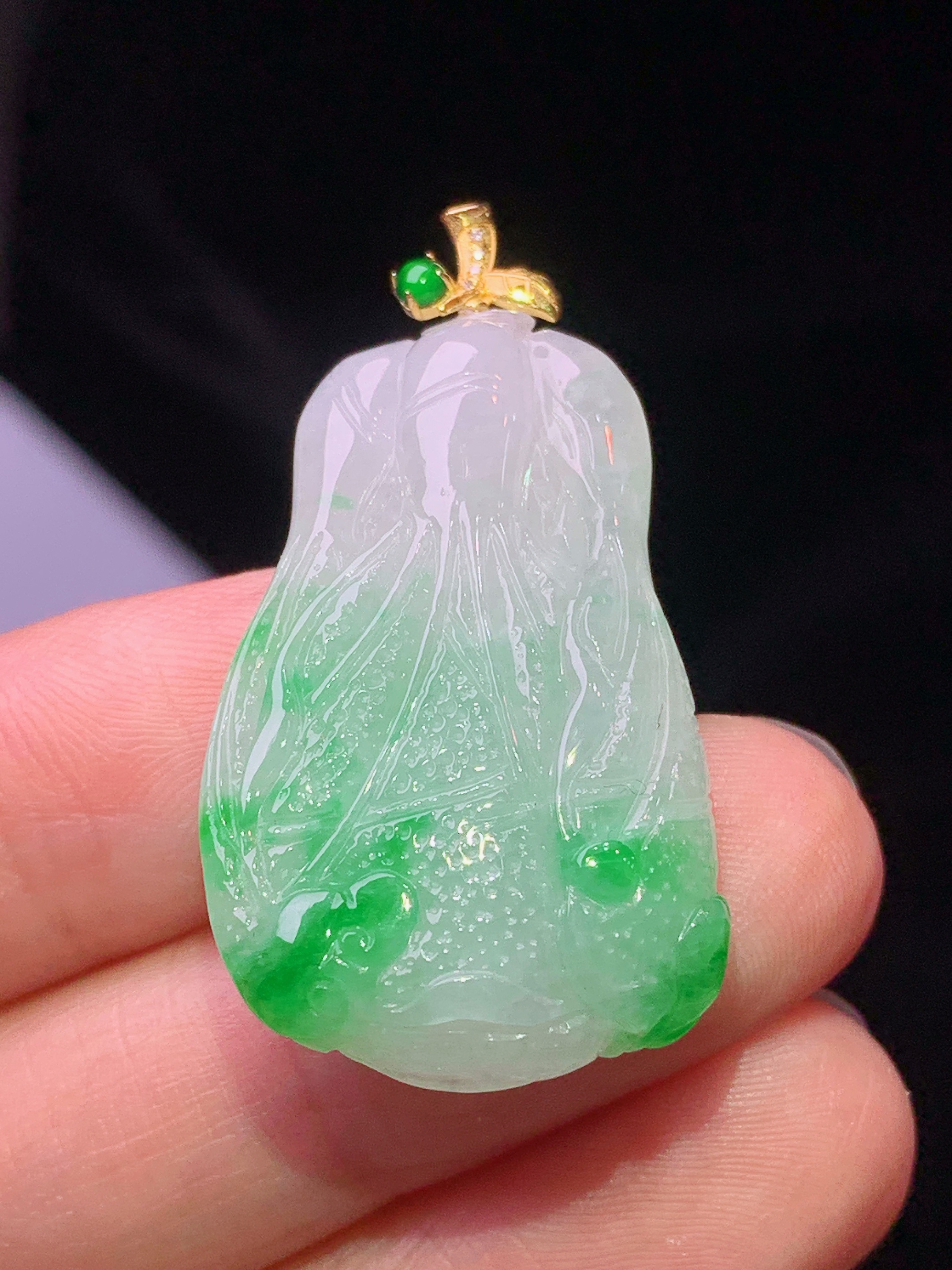 18k金镶嵌飘绿白菜吊坠 玉质细腻 色泽艳丽清新 水润亮眼 整体尺寸38*20.2*7.5e1