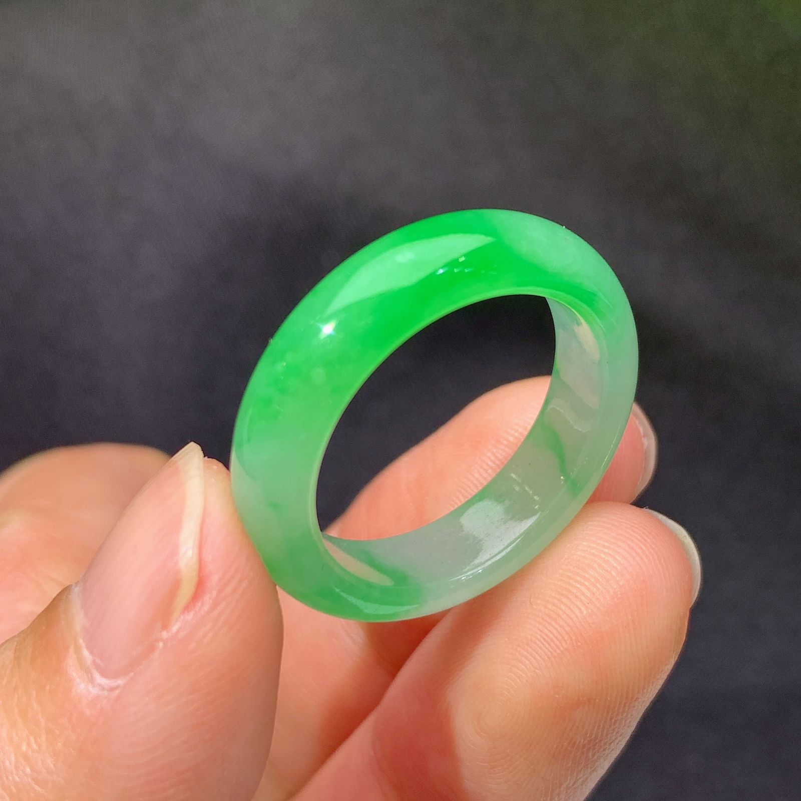 冰飘绿戒圈，指环，冰润色阳，玉质细腻，种水足，Ax 圈口18 尺寸5.7*3.2