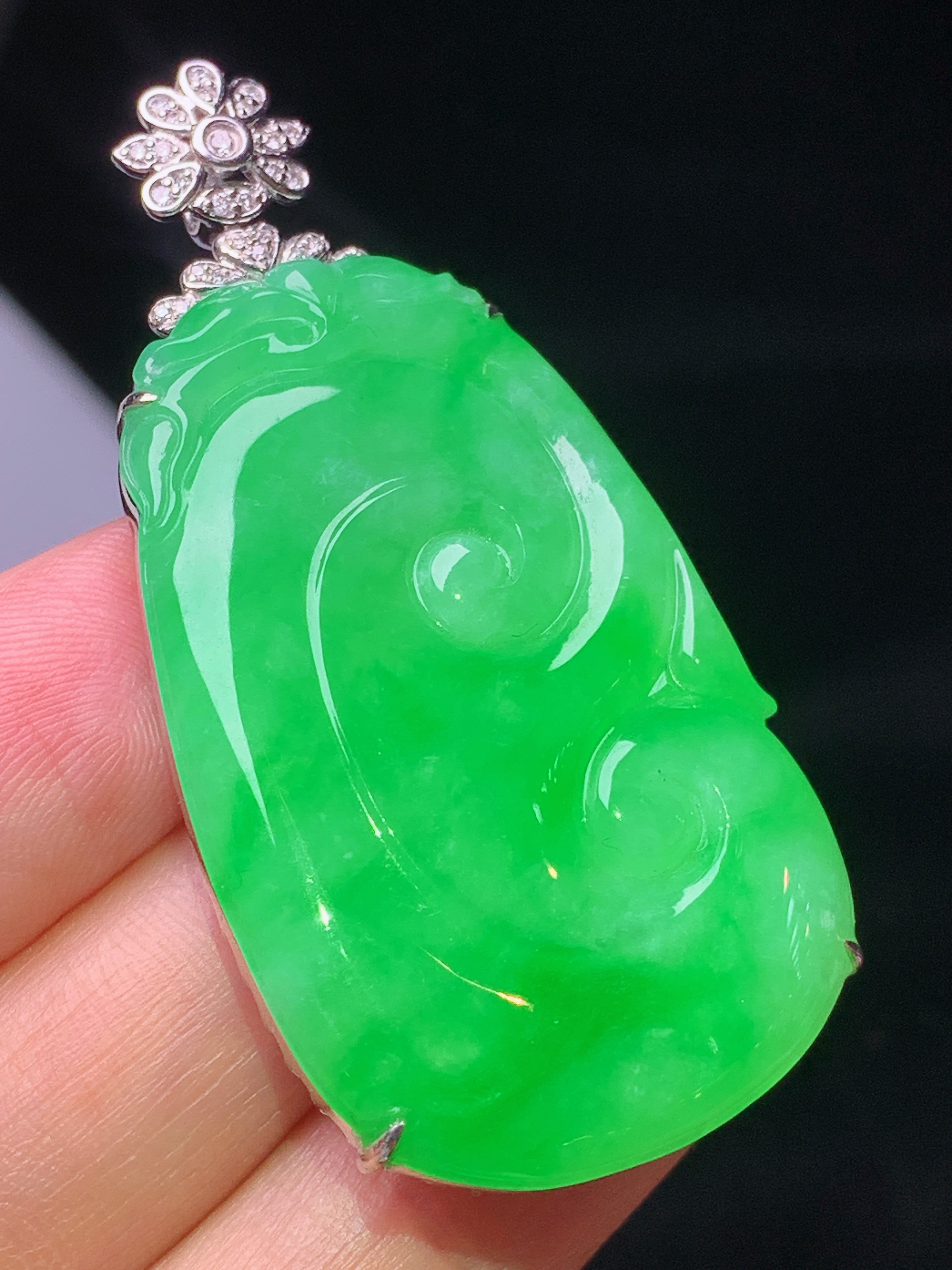18k金钻镶嵌翠绿如意吊坠 玉质细腻 色泽艳丽清新 水润亮眼 整体尺寸51*25.2*7j3