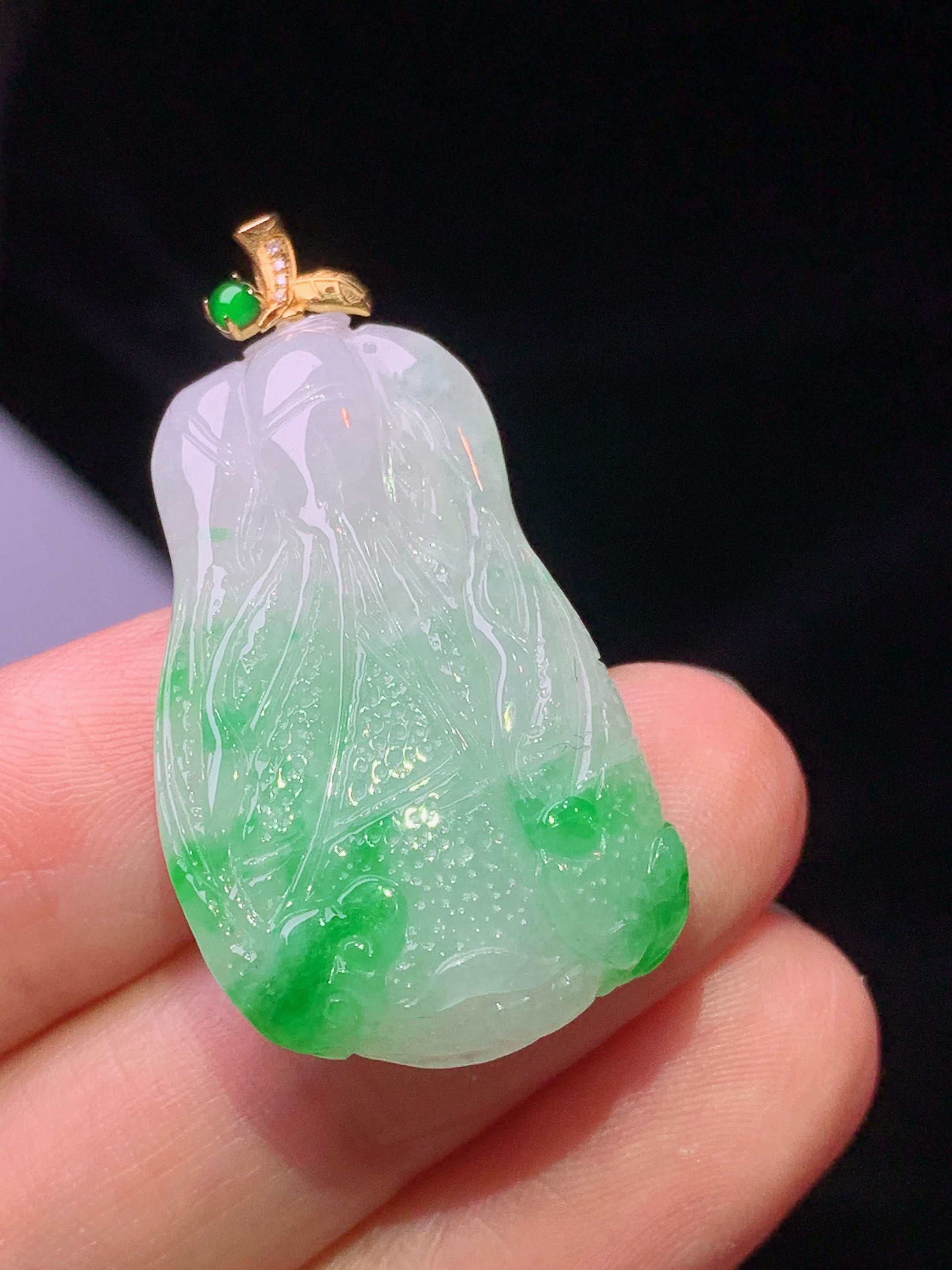 18k金镶嵌飘绿白菜吊坠 玉质细腻 色泽艳丽清新 水润亮眼 整体尺寸38*20.2*7.5e1