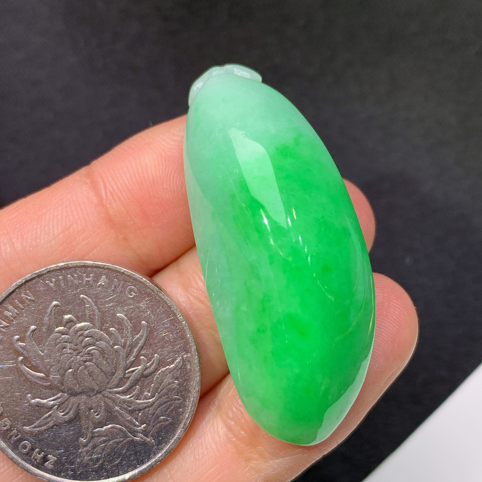 飘绿福瓜，冰润色阳，玉质细腻，种水足，Fuy 尺寸41.6*16.9*13.1