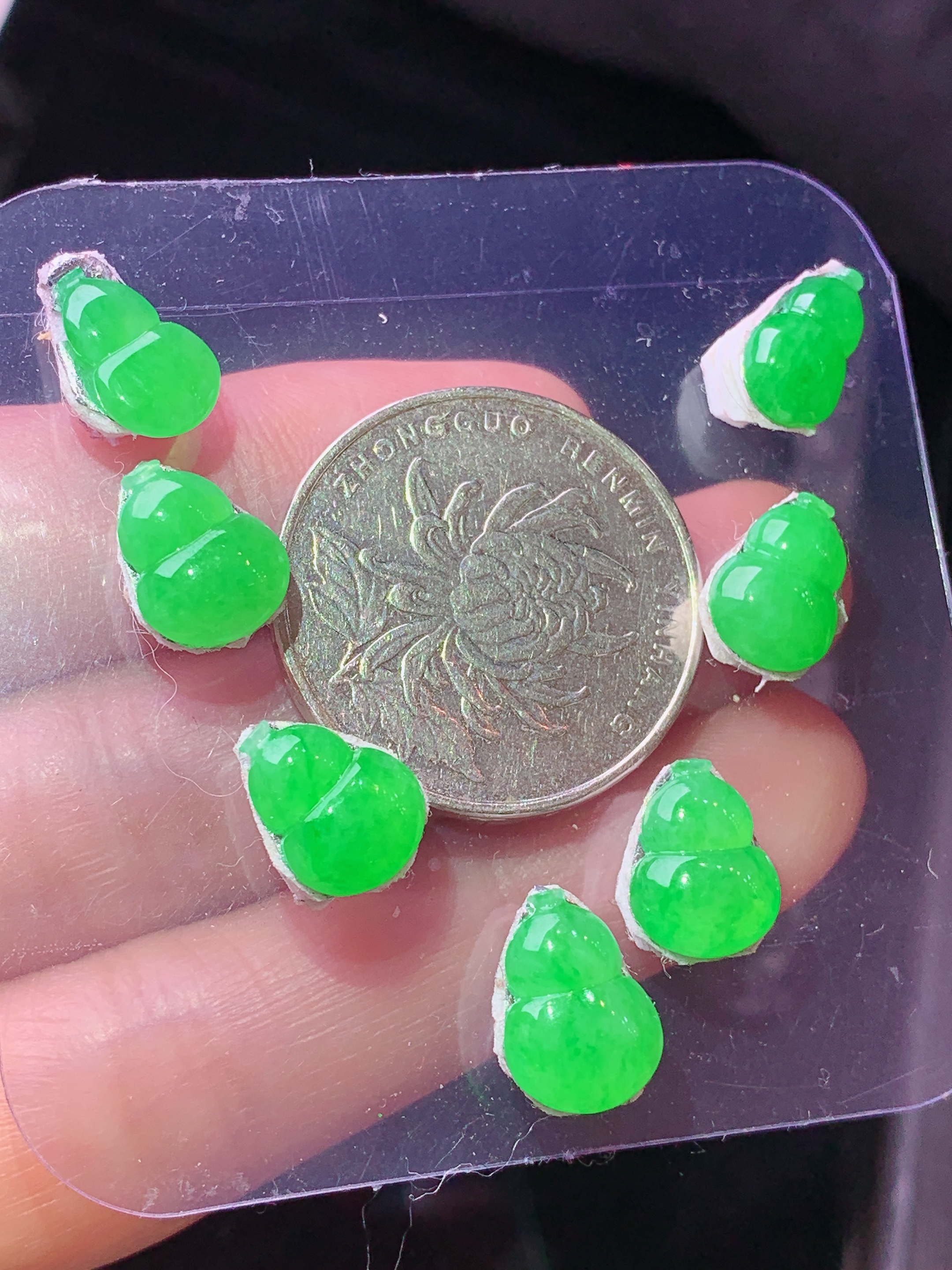 镶嵌款 翠绿葫芦一手 玉质细腻 色泽艳丽清新 水润亮眼 整体尺寸11.5*8.3*2.8j3