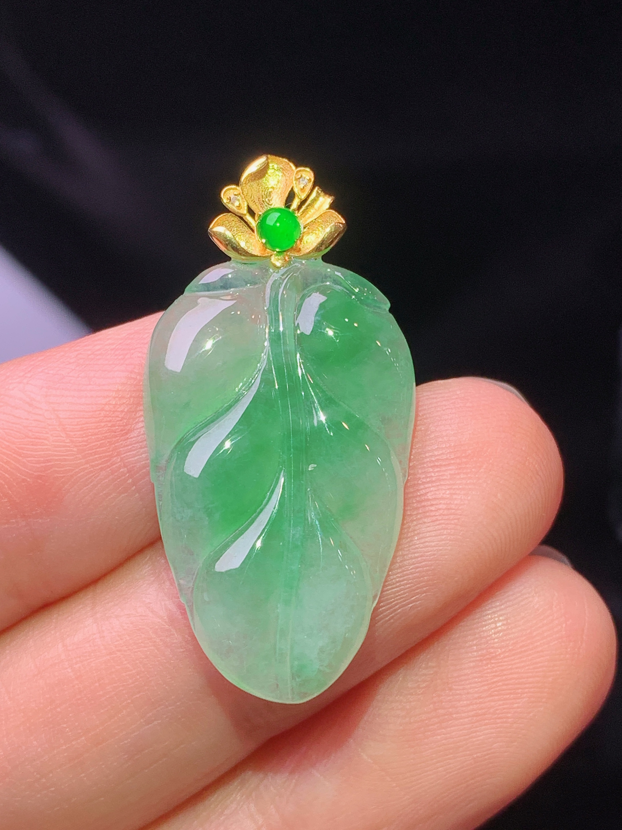 18k金镶嵌飘绿树叶吊坠 玉质细腻 色泽艳丽清新 水润亮眼 整体尺寸31*15.3*3.5x5