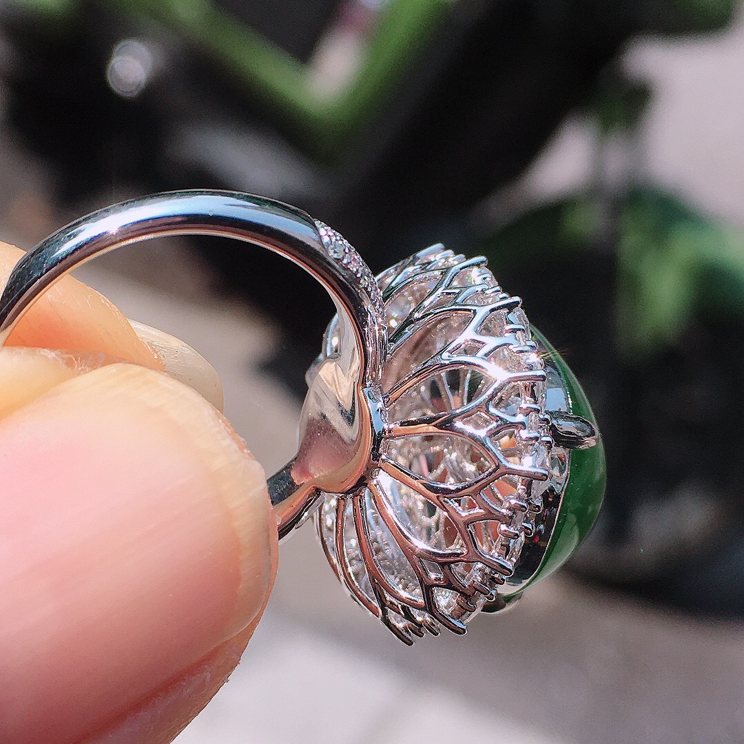 阳绿蛋面戒指，色泽均匀艳丽，玉质细腻，荧光感超
强，饱满圆润，尽显优雅气质，18k
金豪华镶嵌