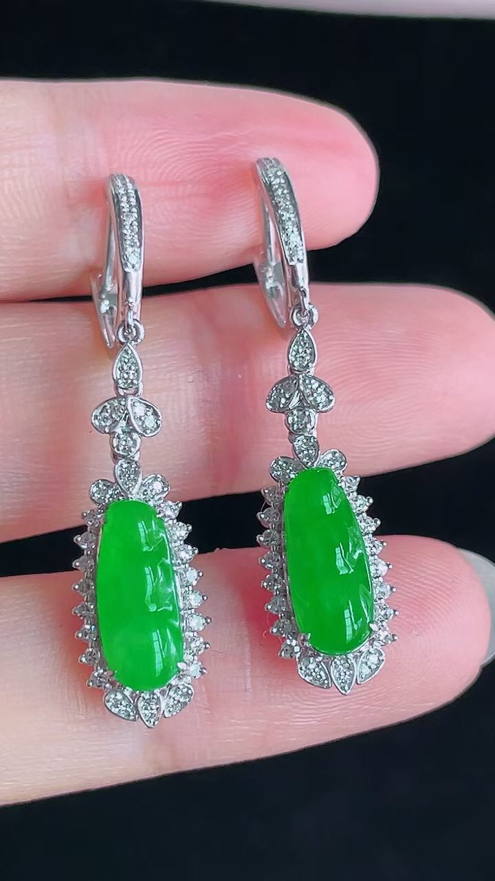 【翡翠名称】18K金豪华镶钻冰阳绿福豆耳坠
【翡翠尺寸】总尺寸38.3/8/6mm
【翡翠描述】宝贝种老水足，玉质细腻，色泽靓丽，性价比高，佩戴效果好！
【其它赠送】权威证书/精美挂绳盒子/支持全国复检