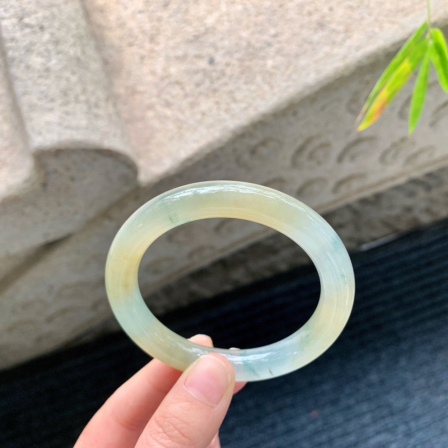 圆条52 53
【圈口】53.9/10.1/9
【描述】冰黄翡飘花，清透，水润，种老，细腻，无纹裂！