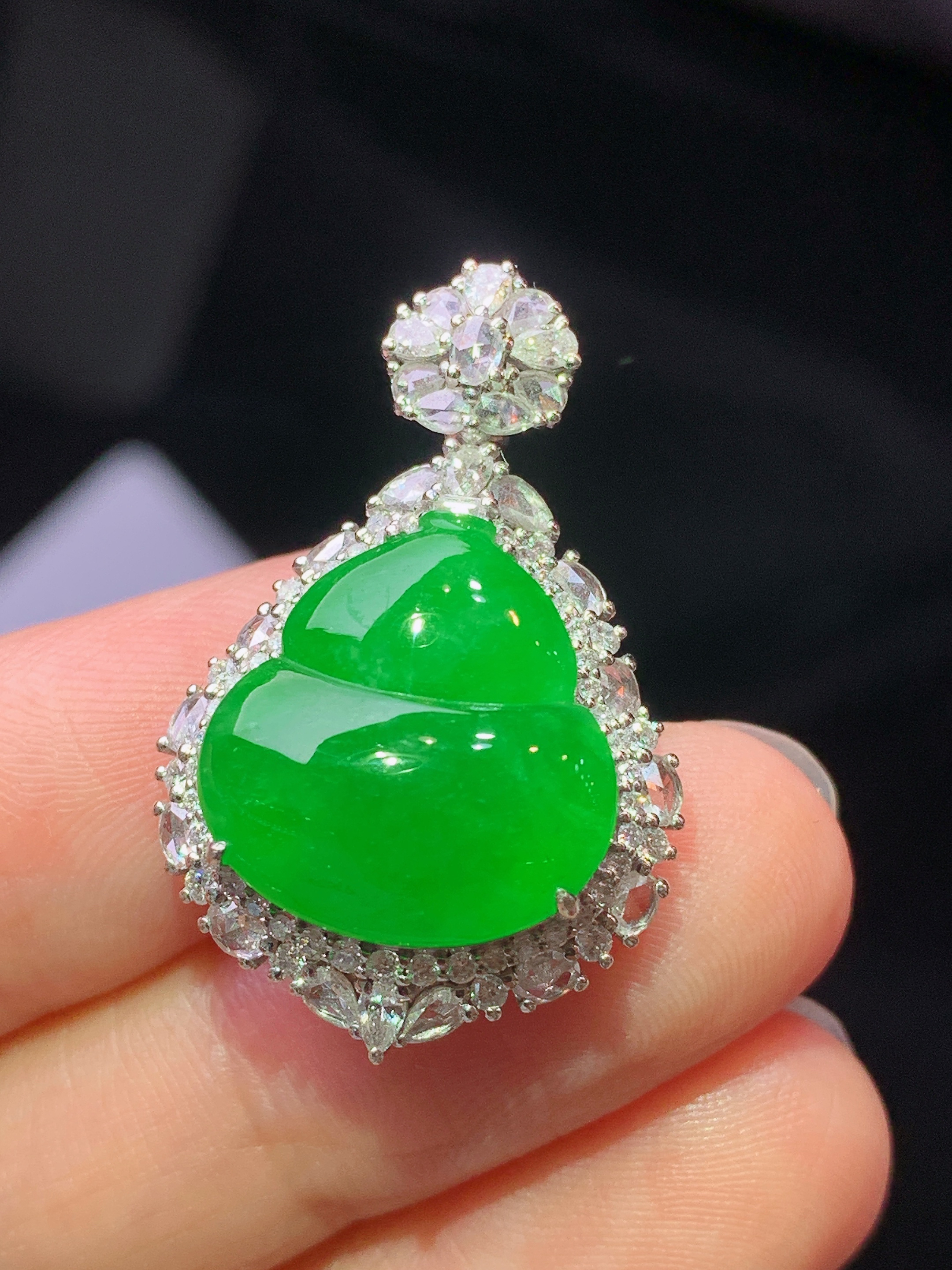 18k金钻镶嵌满绿葫芦吊坠 玉质细腻 色泽艳丽清新 水润亮眼 整体尺寸29.6*19.3*12.2