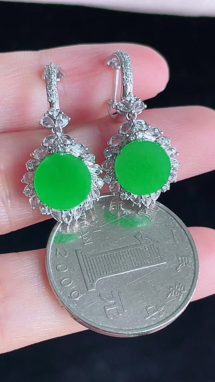 【翡翠名称】18K金豪华镶钻冰阳绿平安无事牌耳坠
【翡翠尺寸】总尺寸31.2/13/7.8mm
【翡翠描述】宝贝种老水足，玉质细腻，色泽靓丽，性价比高，佩戴效果好！
【其它赠送】权威证书/精美挂绳盒子/支持全国复检
