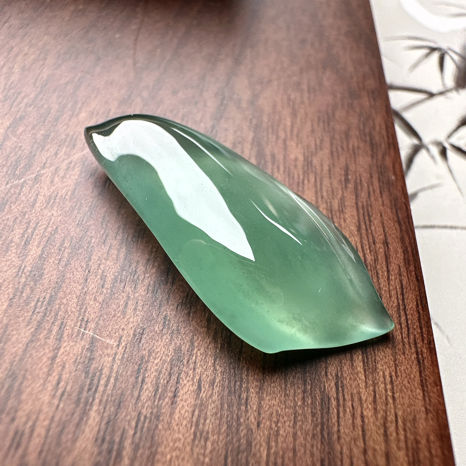 【冰种晴绿随形裸石】质地细腻，冰润十足，种老冰透，收藏品质