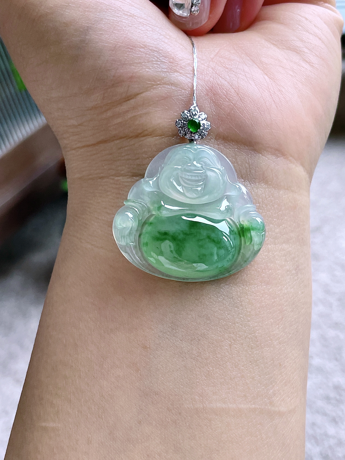 【镶嵌】高冰飘花佛公吊坠  
【说明】缅料 18k金镶嵌 性价比高  
【整体】38.7
【裸石】31-34-5.9