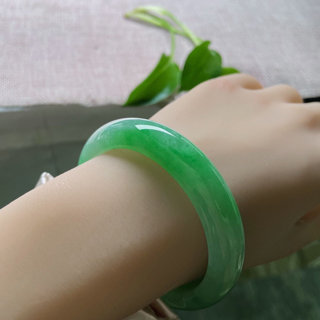 54.5/12.1/8.6，阳绿正圈，俏丽若三春之桃，水头好，种老，瑰姿艳逸