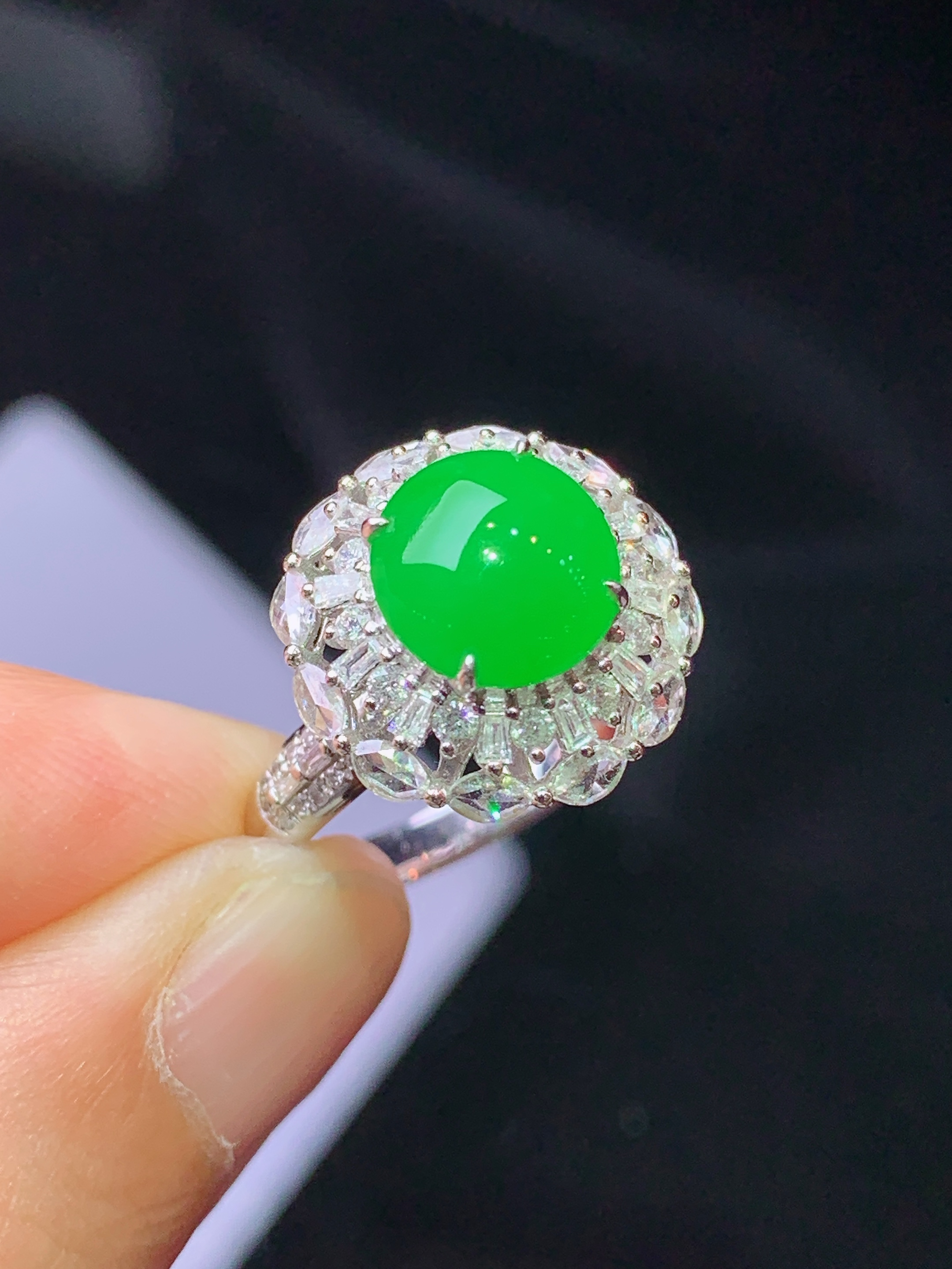 18k金钻镶嵌满绿蛋面戒指 玉质细腻 色泽艳丽清新 水润亮眼 圈口13.5 整体尺寸14.5*11.