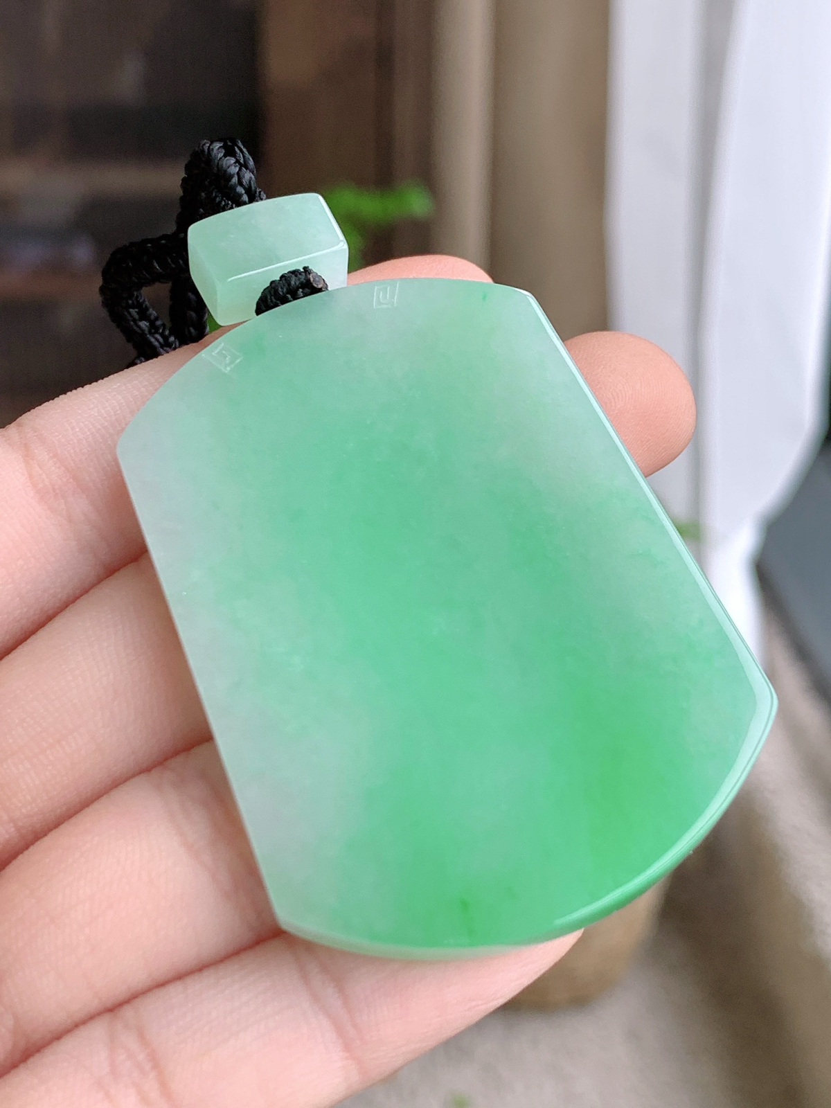 【裸石】冰飘绿花无事牌吊坠  
【说明】缅料 性价比高  
【尺寸】53.6-39.4-5.6