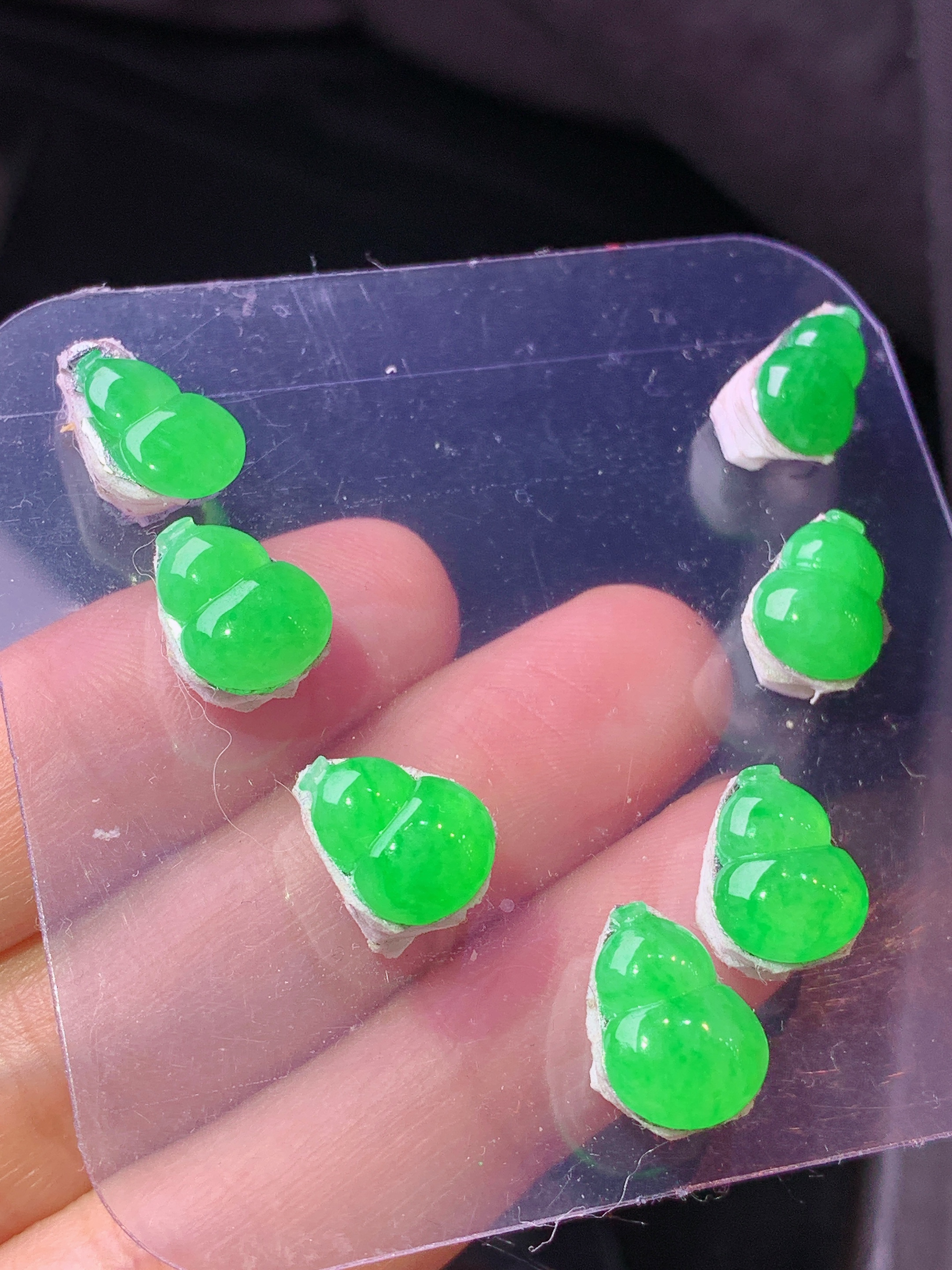 镶嵌款 翠绿葫芦一手 玉质细腻 色泽艳丽清新 水润亮眼 整体尺寸11.5*8.3*2.8j3