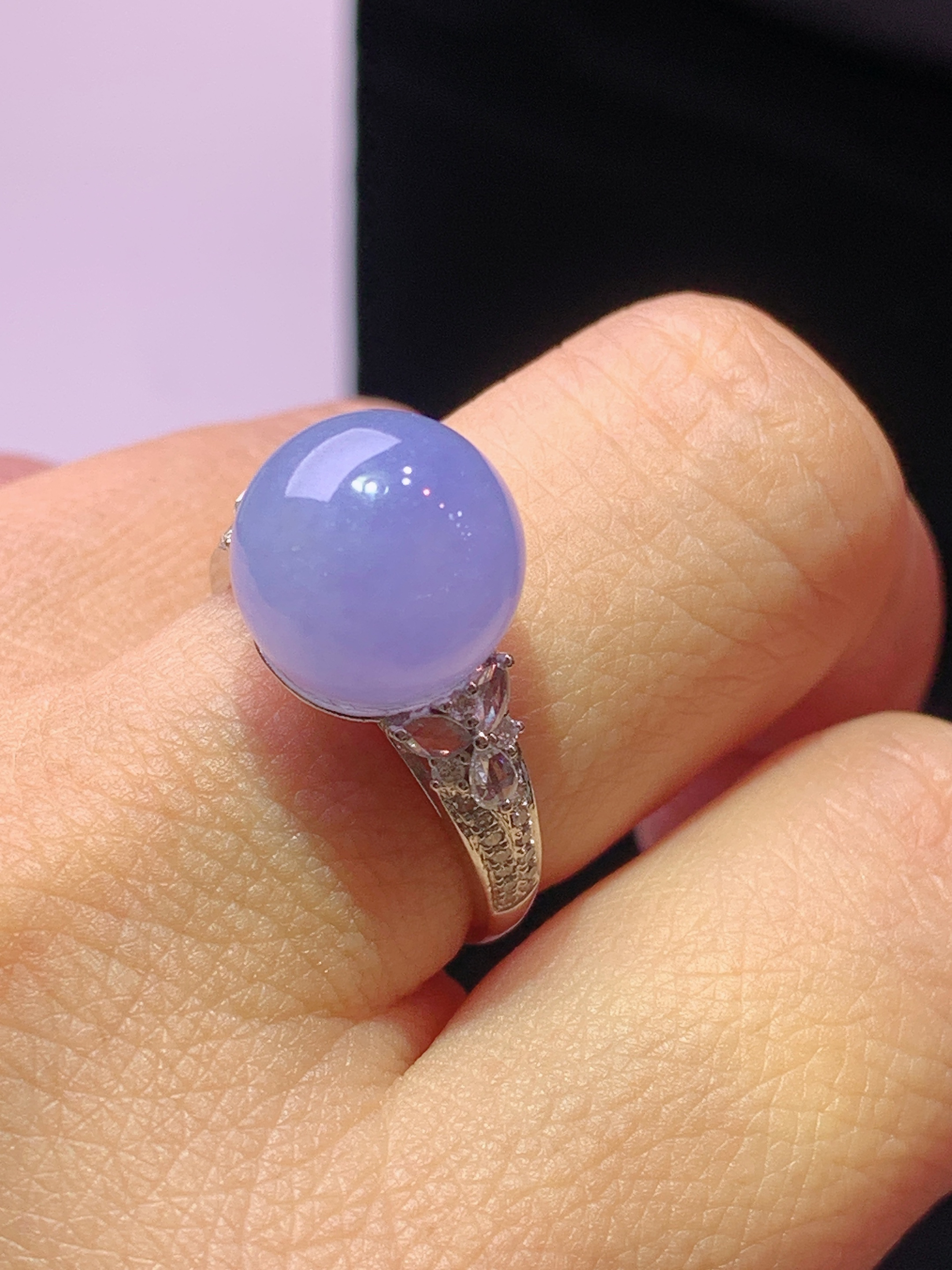 18k金钻镶嵌紫罗兰圆珠戒指 玉质细腻 色泽艳丽清新 水润亮眼 圈口14 整体尺寸11.2L2