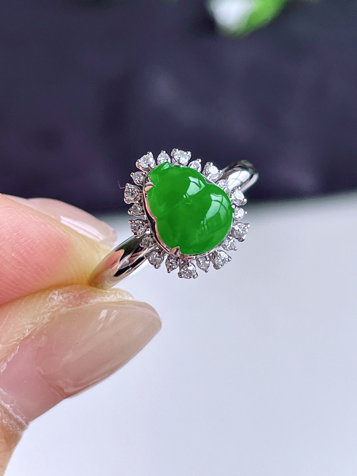 【镶嵌】冰阳绿葫芦戒指 
【说明】18k金镶嵌 性价比高  
【整体】11.5-10-8
【裸石】