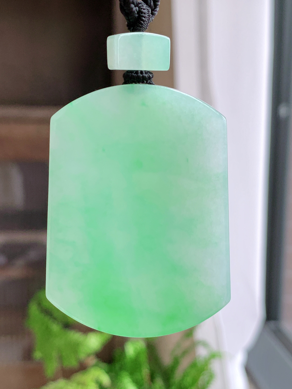 【裸石】冰飘绿花无事牌吊坠  
【说明】缅料 性价比高  
【尺寸】53.6-39.4-5.6