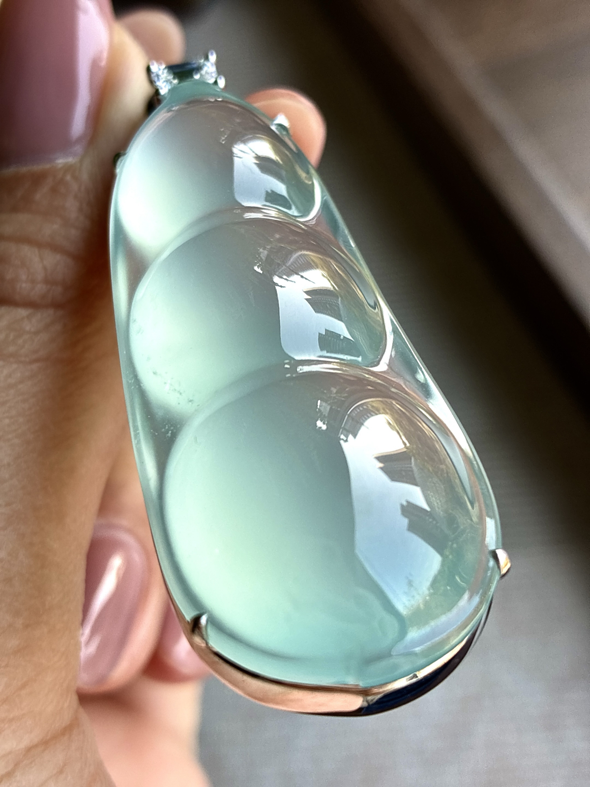 【镶嵌】🫧高冰玻璃种豆子福豆吊坠  
【说明】缅料 18k金镶嵌 性价比高  
【整体】55.2-21.3-15.7
【裸石】51-21.3-10