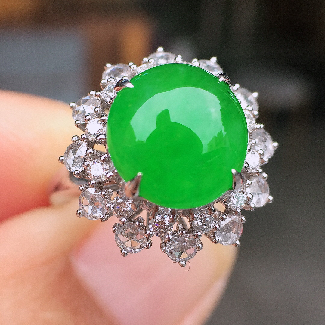 阳绿蛋面戒指，色泽均匀艳丽，玉质细腻，荧光感超
强，饱满圆润，尽显优雅气质，18k
金豪华镶嵌