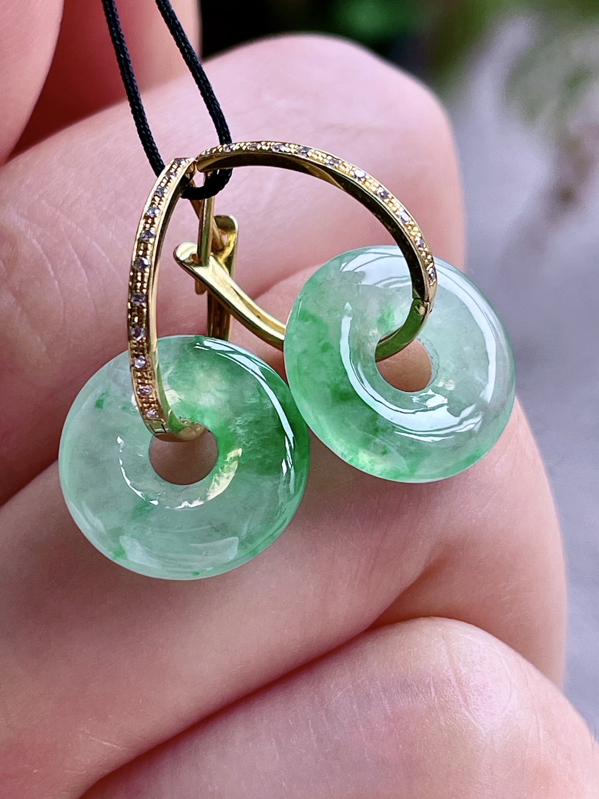 【镶嵌】冰飘花甜甜圈耳坠 
【说明】缅料 18k金镶嵌 性价比高  
【裸石】12.7-3.1