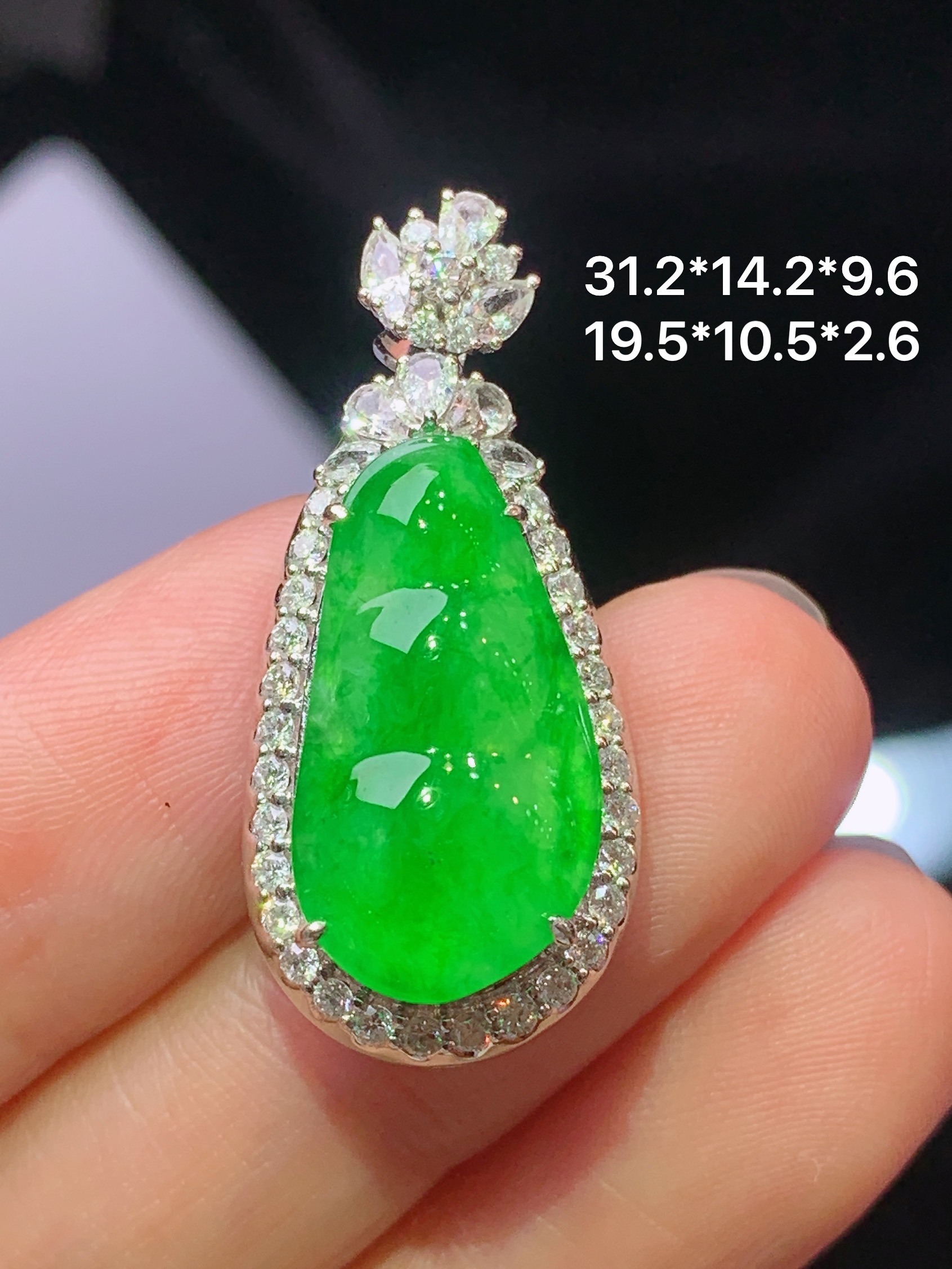 18k金钻镶嵌满绿四季豆吊坠 玉质细腻 色泽艳丽清新 水润亮眼 整体尺寸31.2*14.2*9.6m4