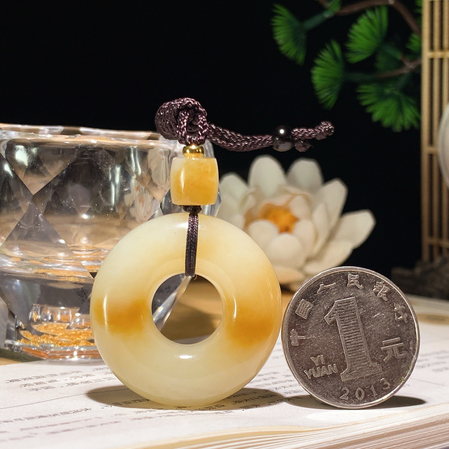 新疆和田玉白玉且末糖平安环怀古挂件 尺寸34/10重22克 玉质细腻油润 底色纯净 脂粉好，品质好。lt260402