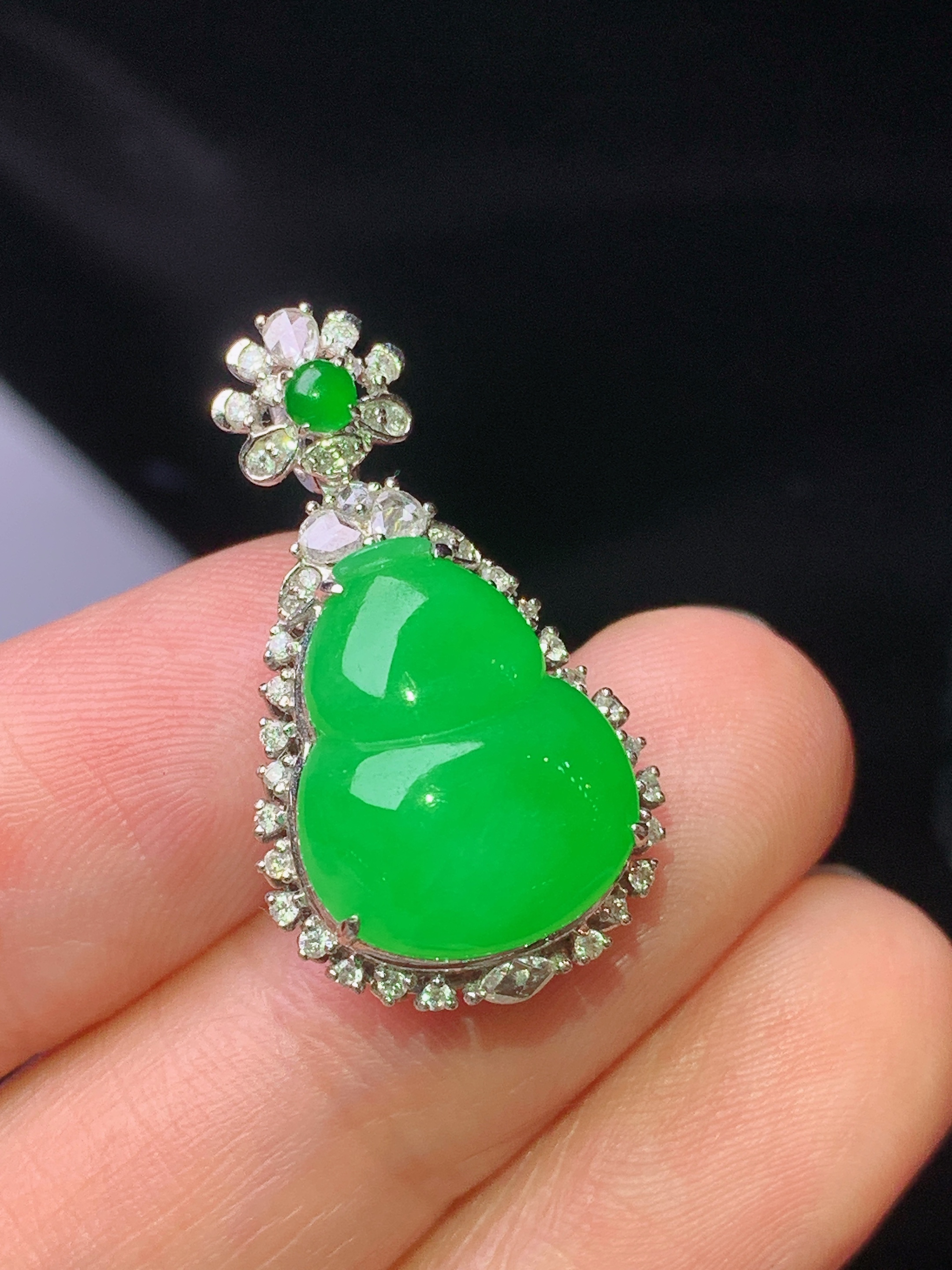 18k金钻镶嵌满绿葫芦吊坠 玉质细腻 色泽艳丽清新 水润亮眼 整体尺寸26.3*14.8*10.2j