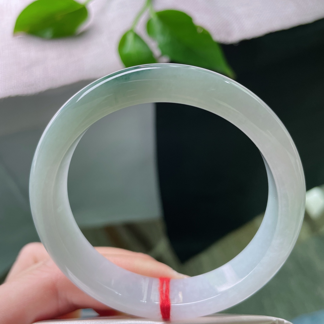 56.5/12.6/8.1，淡绿底正圈，一抹飘花点缀，摇曳生姿，灵动飘逸。，ss48657a