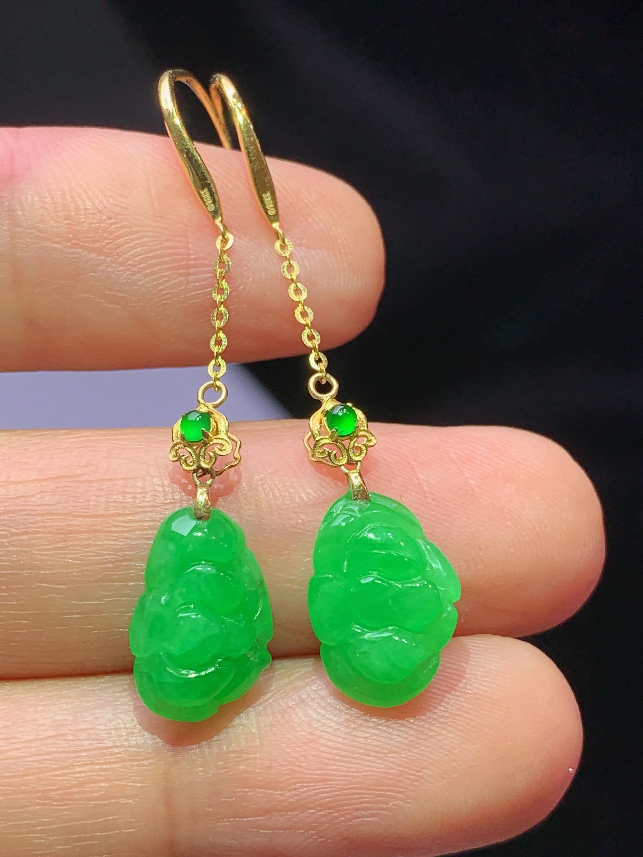 18k金镶嵌翠绿如意吊坠 玉质细腻 色泽艳丽清新 水润亮眼 整体尺寸39*8.5*3.5z1