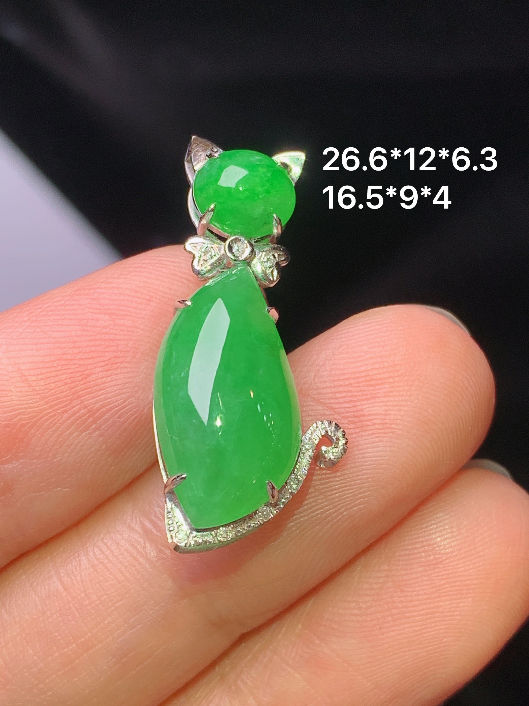 18k金钻镶嵌满绿随形吊坠 玉质细腻 色泽艳丽清新 水润亮眼 整体尺寸26.6*12*6.3x5