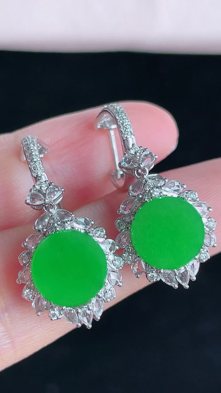 【翡翠名称】18K金豪华镶钻冰阳绿平安无事牌耳坠
【翡翠尺寸】总尺寸31.2/13/7.8mm
【翡