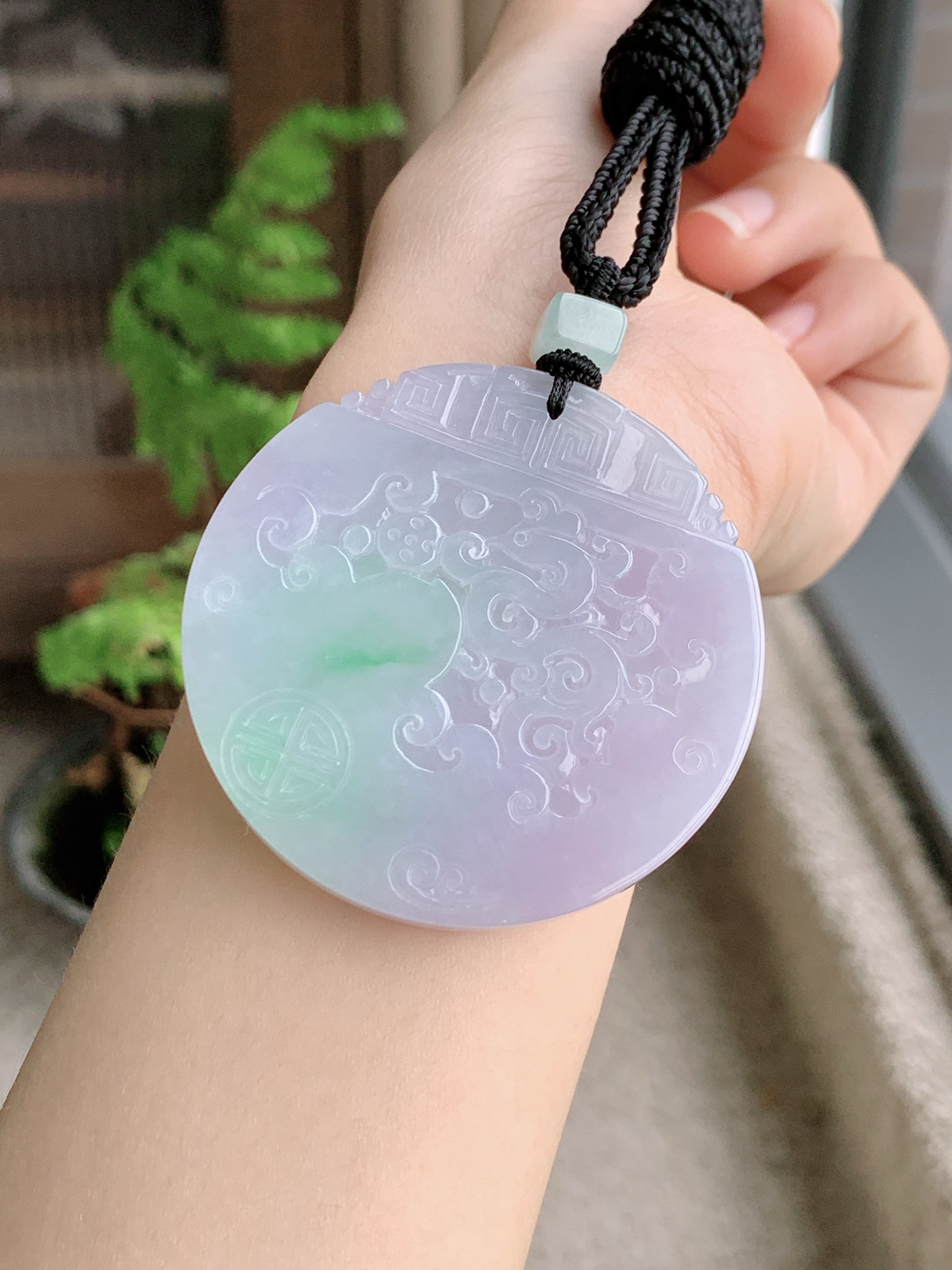 【裸石】冰紫底龙凤牌一对吊坠  
【说明】缅料 性价比高 飘花
【尺寸】左：52.4-5.1 右：52.5-5.6
【重量】左：42.4克 右：43.9克