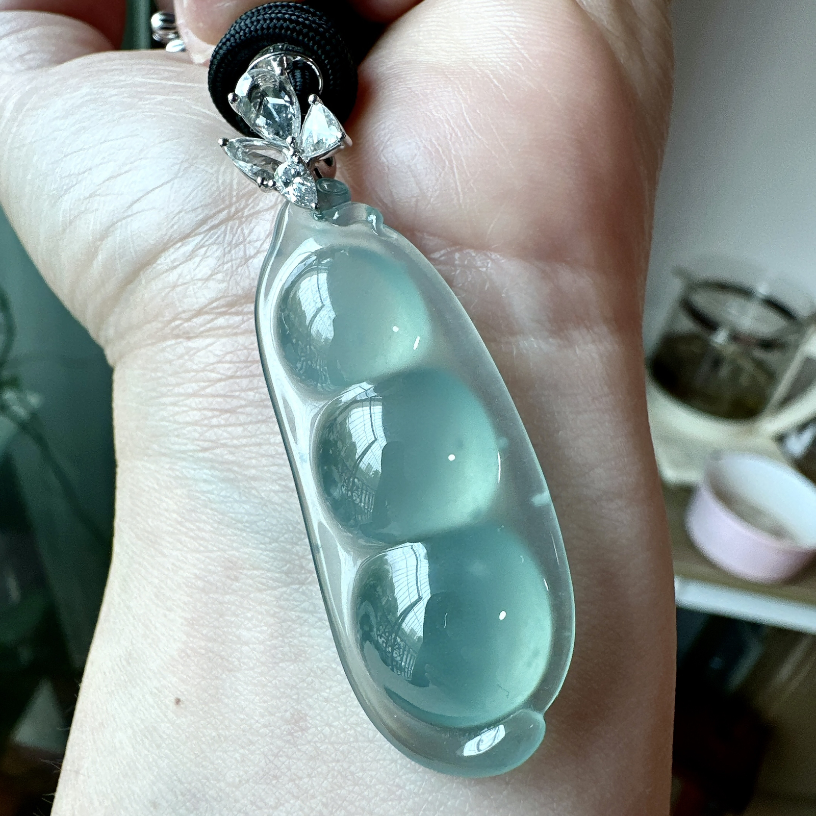 【冰种福豆吊坠】天空蓝老料，起钢光，种地上乘，冰感十足，通透起光，饱满圆润，收藏品质，18k金钻镶嵌