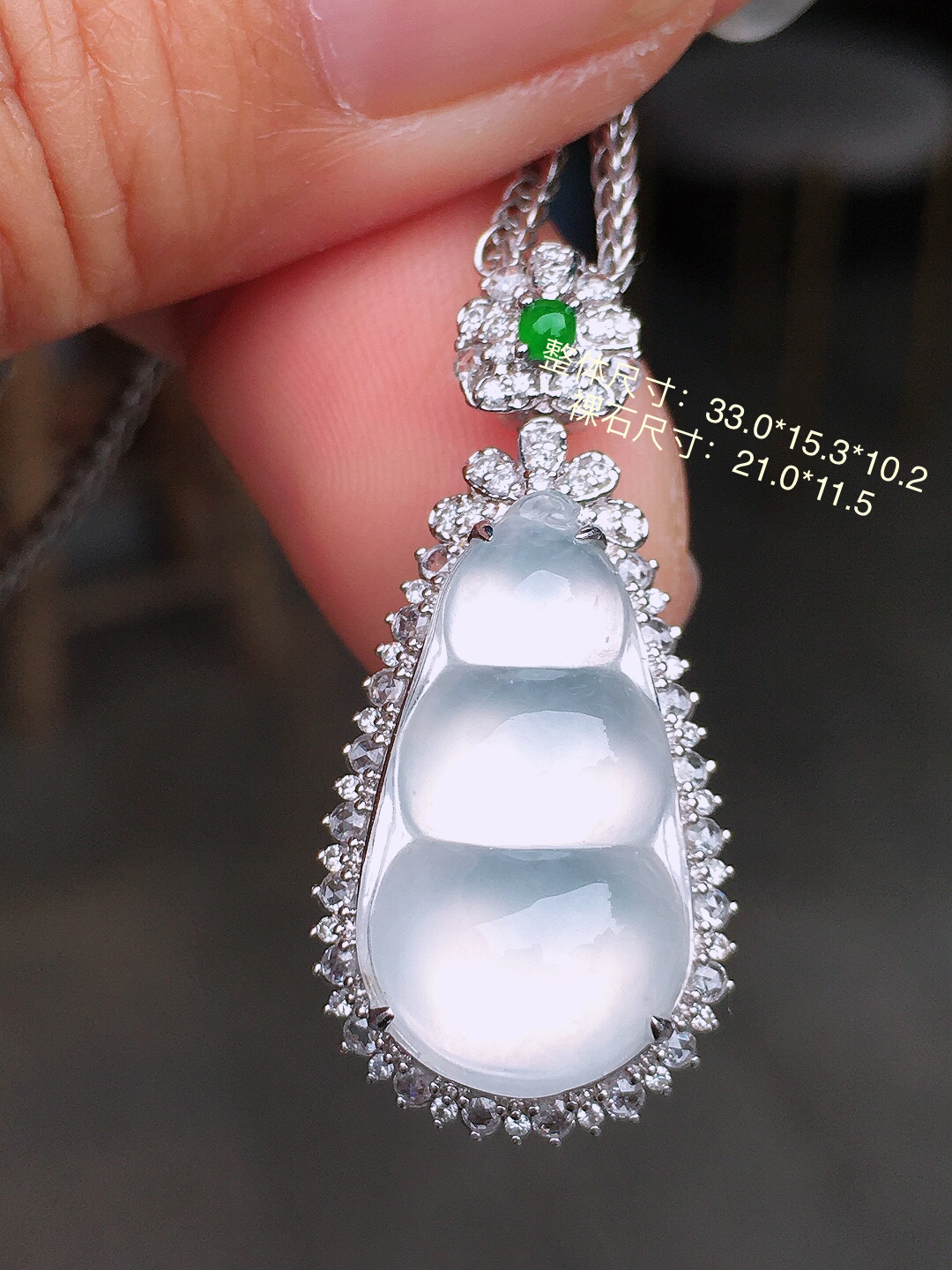 冰种福豆吊坠，玉质细腻，荧光感超
强，饱满圆润，尽显优雅气质，18k
金豪华镶嵌