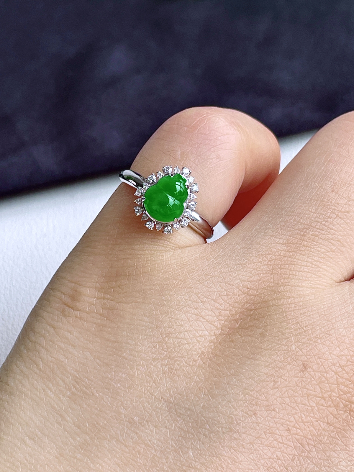 【镶嵌】冰阳绿葫芦戒指 
【说明】18k金镶嵌 性价比高  
【整体】11.5-10-8
【裸石】8-6.6-3.6
【圈口】14号