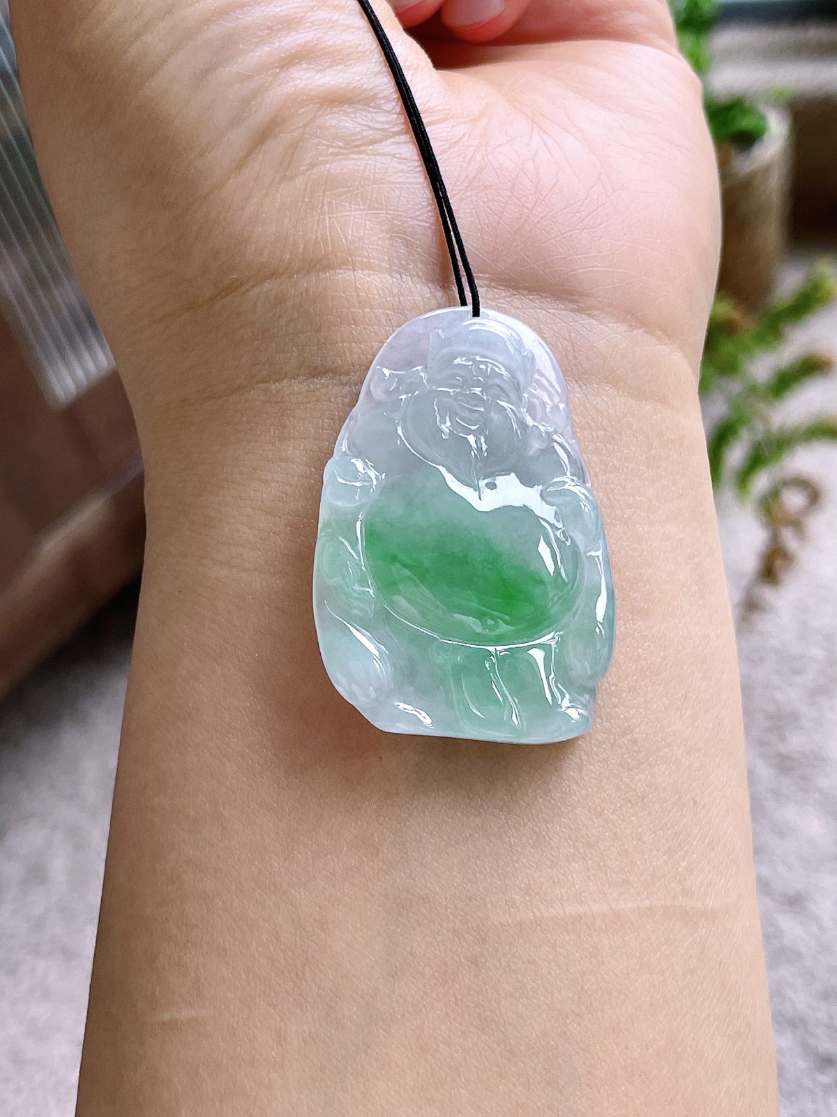 冰飘绿花财神爷吊坠
【说明】缅料 性价比高 飘花
【尺寸】42.6-28.9-6