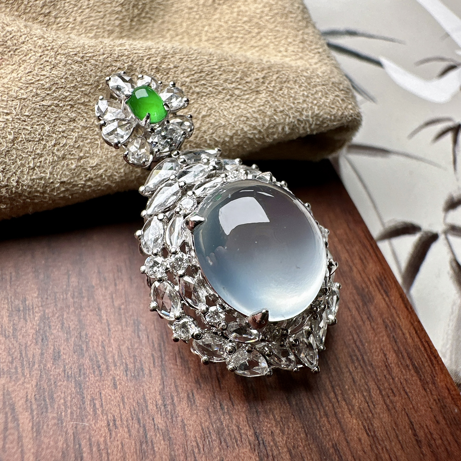 【玻璃蛋面吊坠】质地细腻清爽，玻璃色泽，荧光感强烈，18K金钻镶嵌，裸石尺寸12.5*11.1*6.7毫米