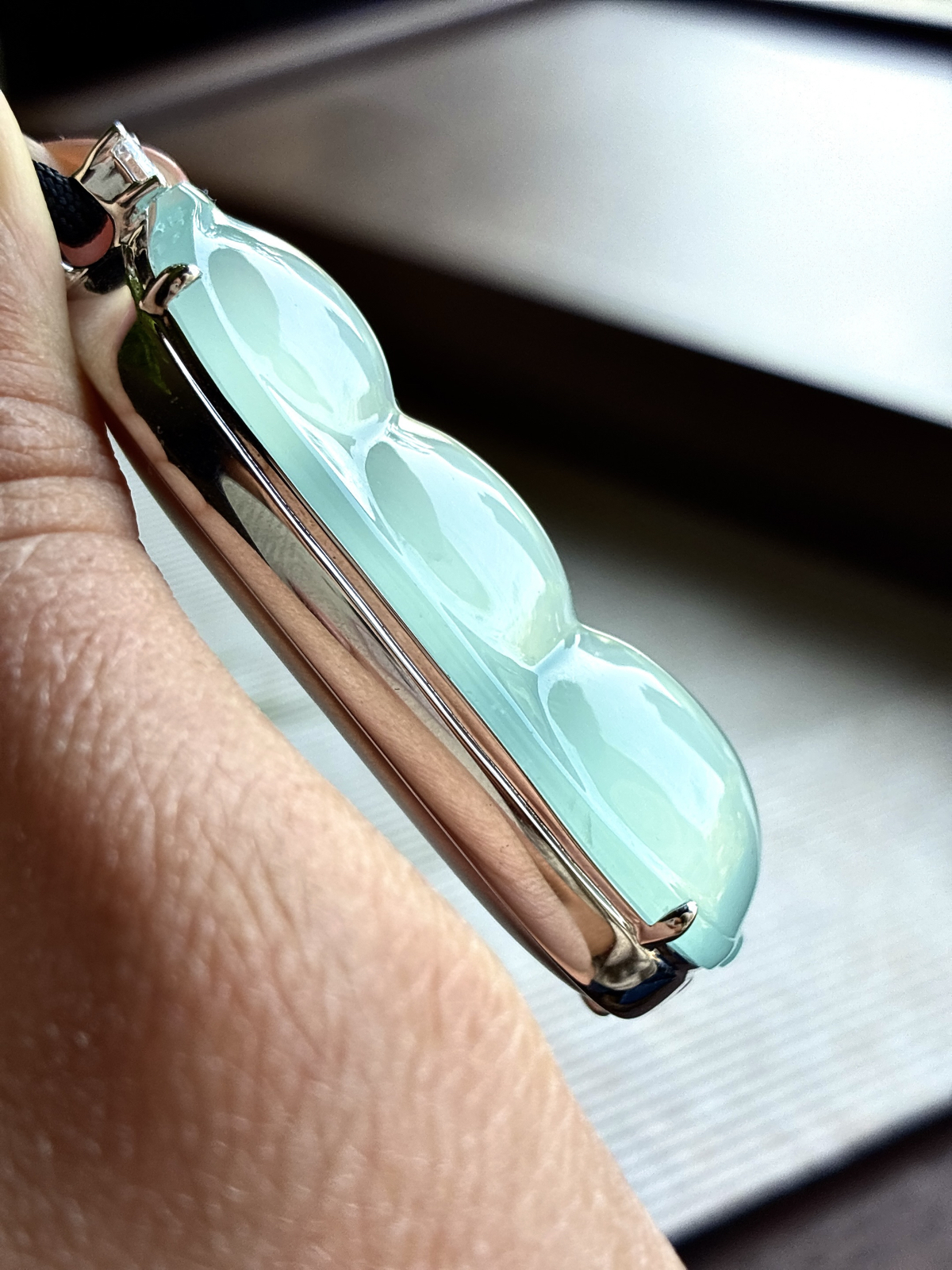 【镶嵌】🫧高冰玻璃种豆子福豆吊坠  
【说明】缅料 18k金镶嵌 性价比高  
【整体】55.2-21.3-15.7
【裸石】51-21.3-10