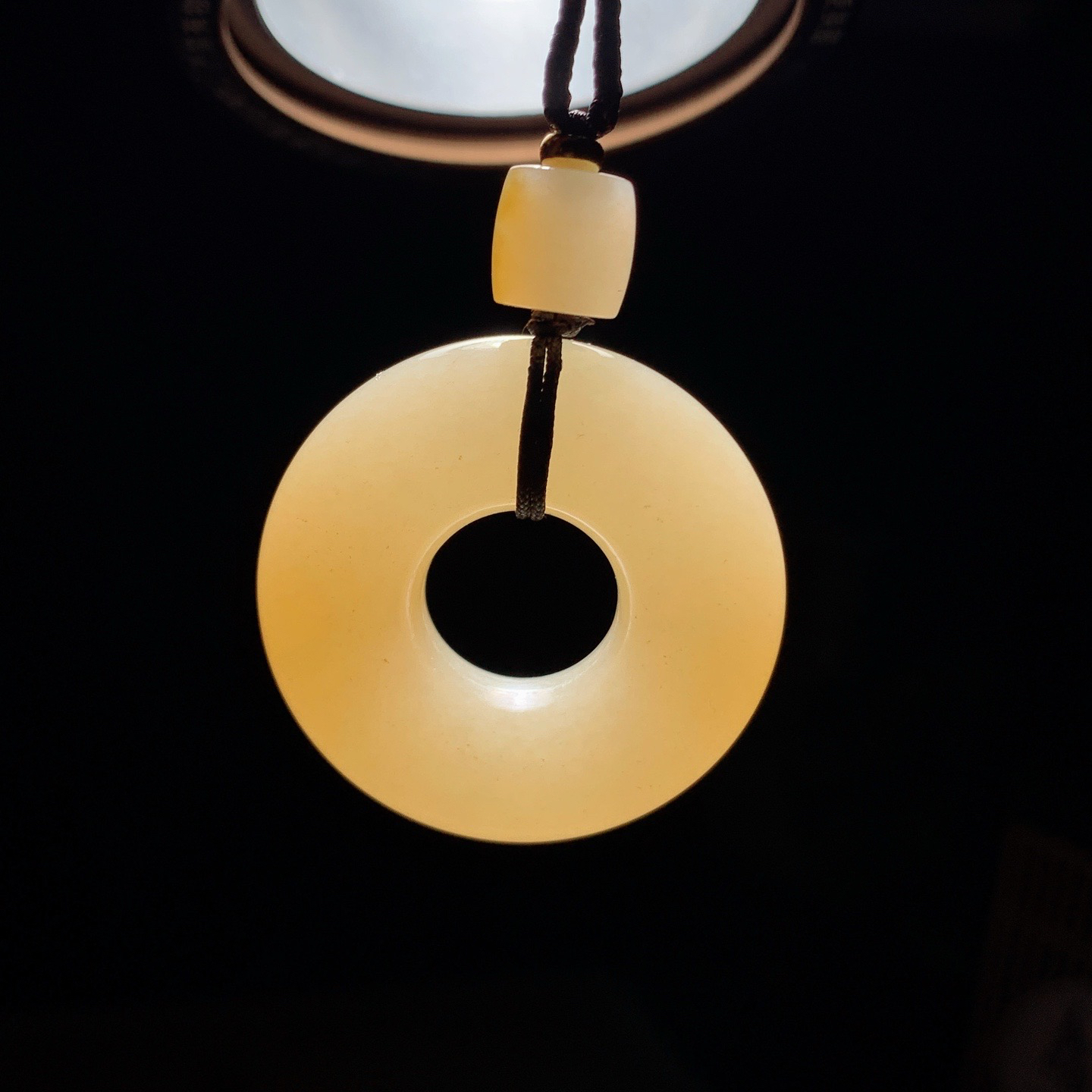 新疆和田玉白玉且末糖平安环怀古挂件 尺寸34/10重22克 玉质细腻油润 底色纯净 脂粉好，品质好。lt260402