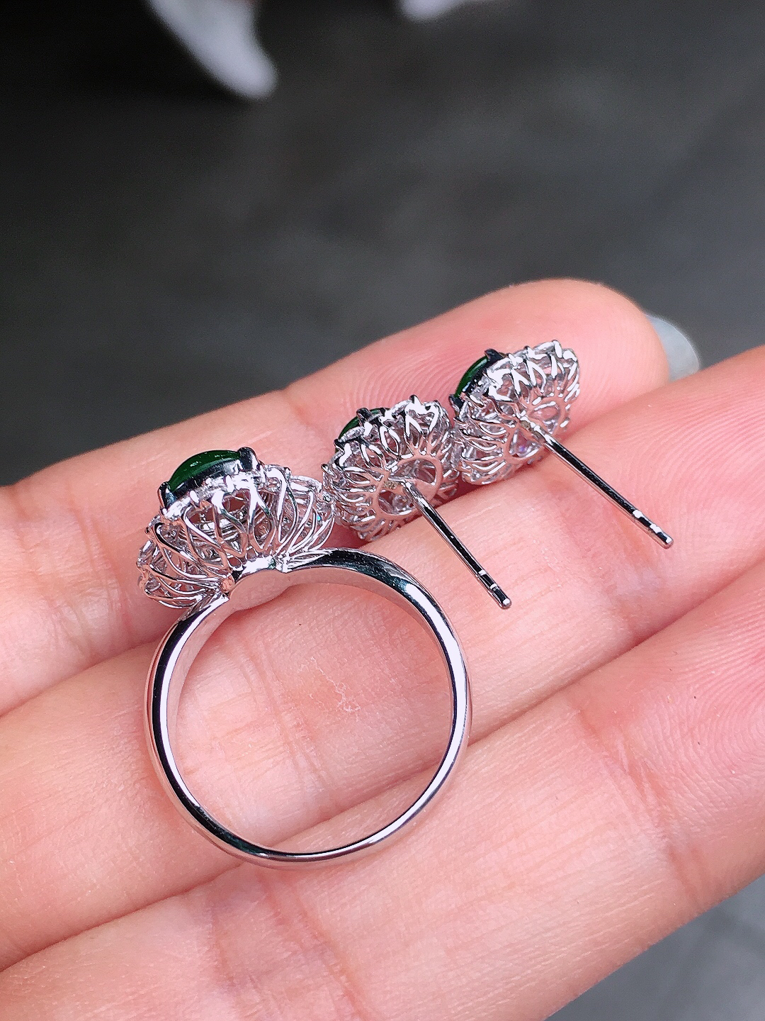 阳绿蛋面套装（耳钉+戒指），色泽均匀艳丽，玉质细腻，荧光感超
强，饱满圆润，尽显优雅气质，18k
金豪华镶嵌