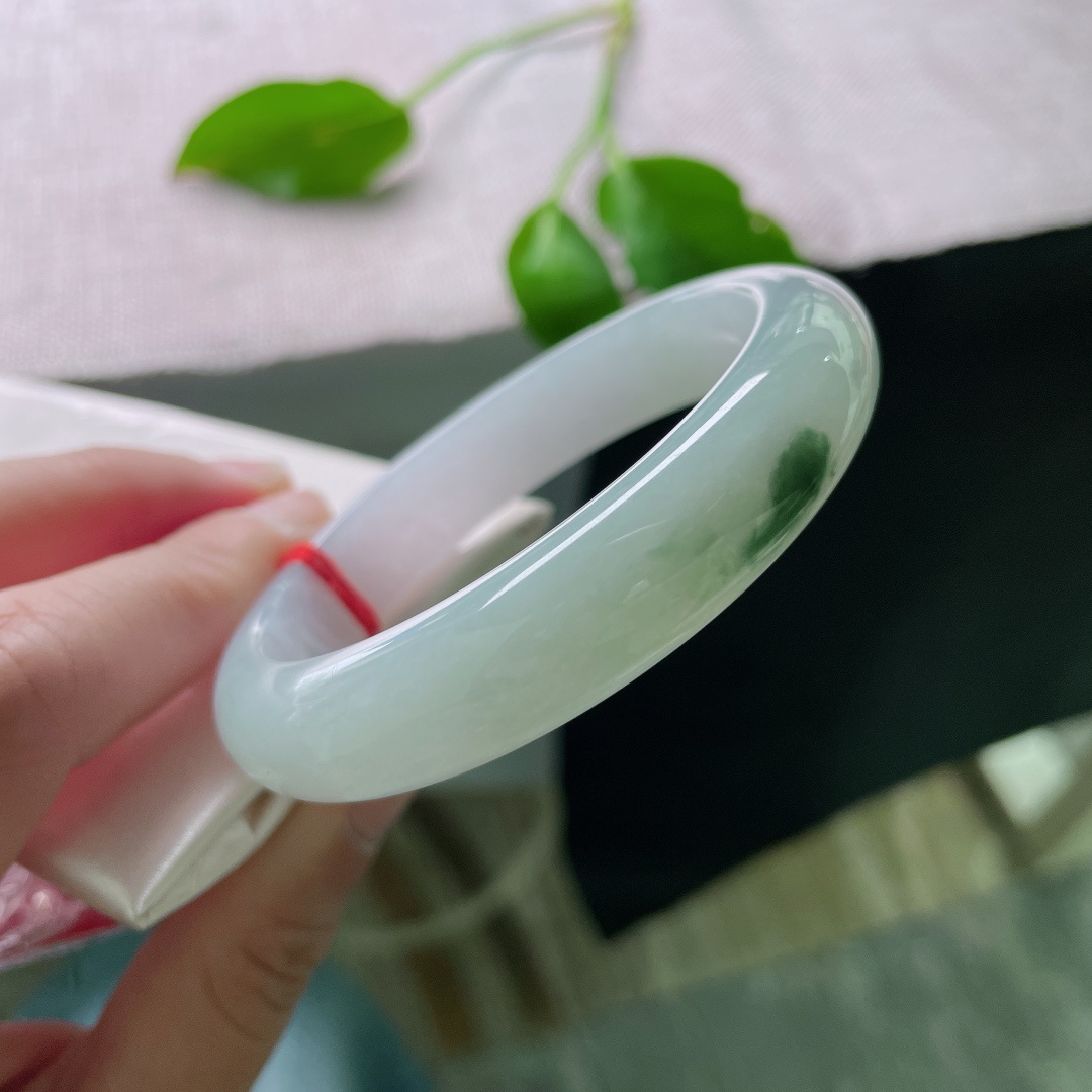 56.5/12.6/8.1，淡绿底正圈，一抹飘花点缀，摇曳生姿，灵动飘逸。，ss48657a