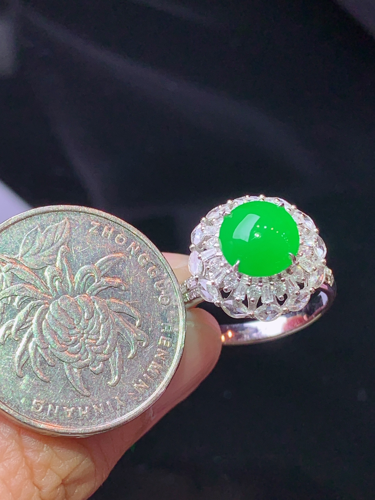 18k金钻镶嵌满绿蛋面戒指 玉质细腻 色泽艳丽清新 水润亮眼 圈口13.5 整体尺寸14.5*11.2t1