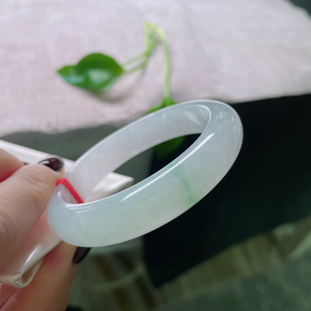 52.3/12/7.5，白底正圈，俏色点缀，腕间一抹春风绿，清澈了时光。整体，ss50054a