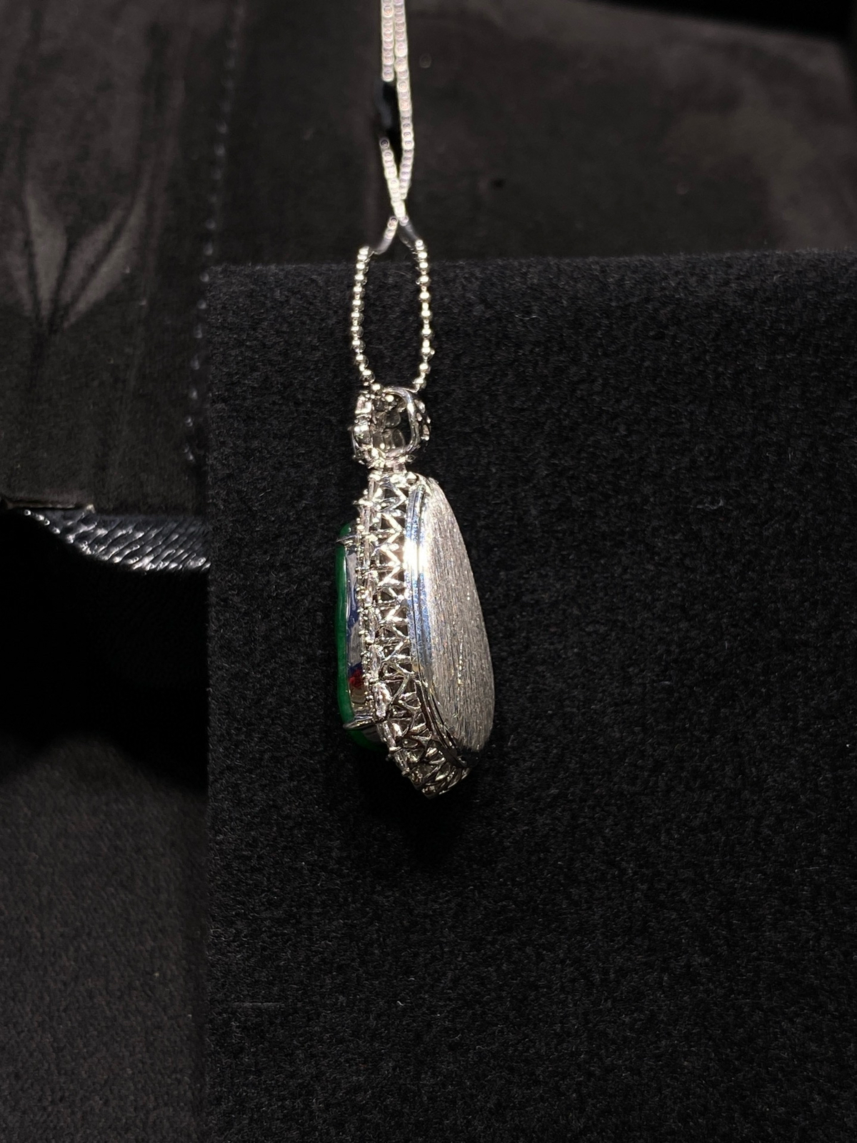 辣阳绿·福豆
18k金伴钻，种老质细，绿得浓郁，越戴越润