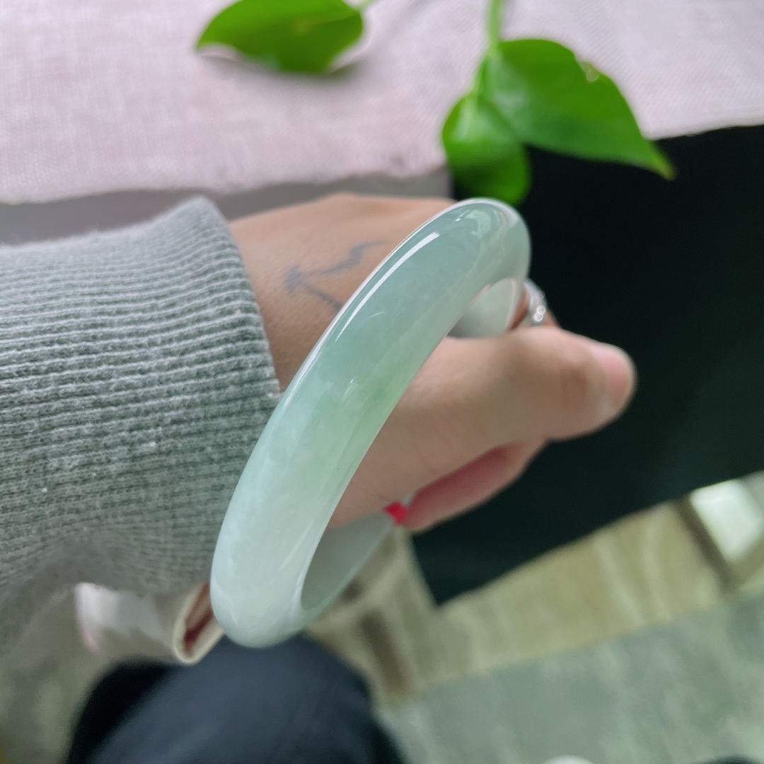 55.9/11.4/9.2，淡蓝底正圈，颜色由浅入深过渡自然，一抹飘花增添韵味，ss48112a