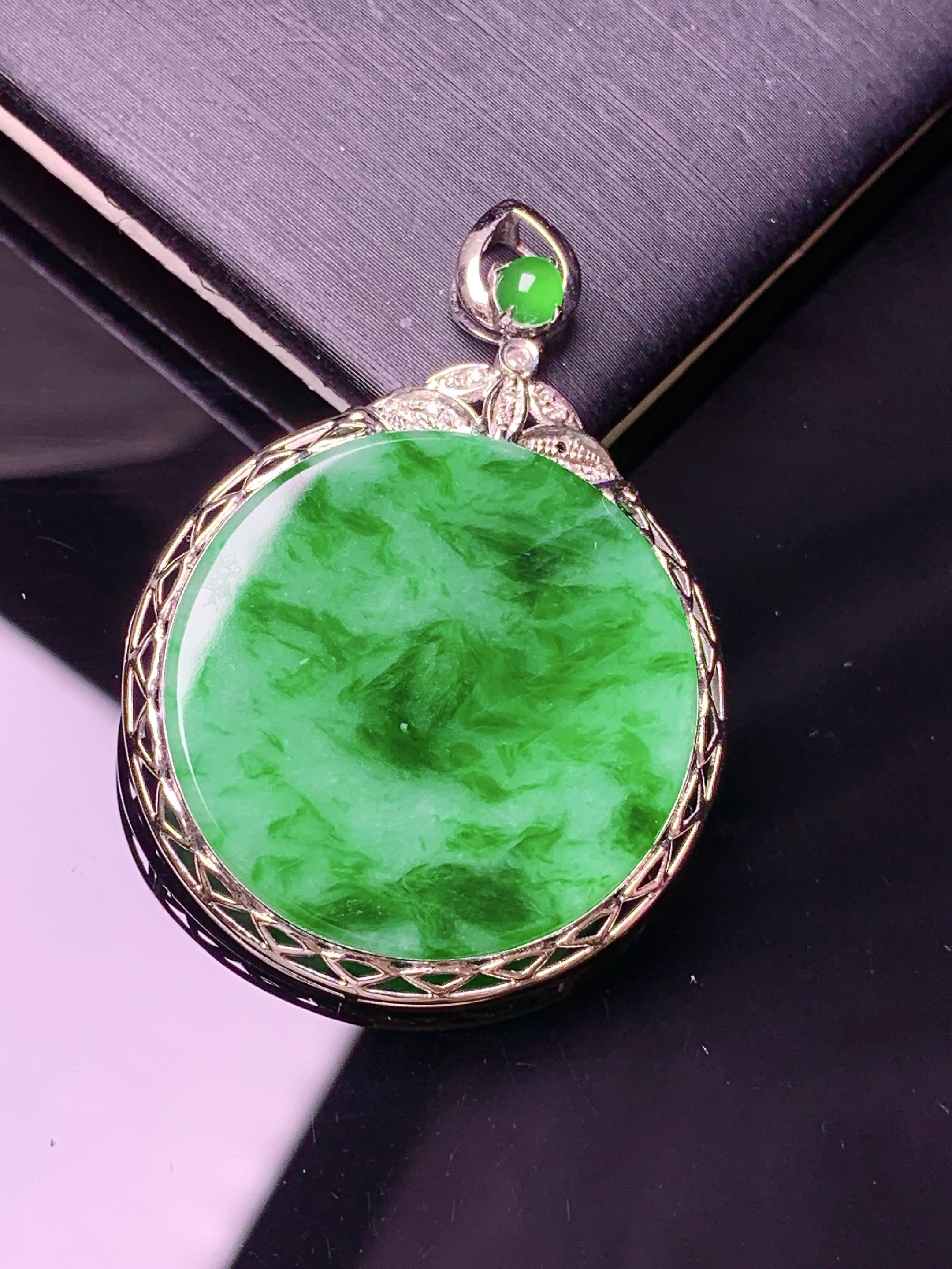 18k金钻镶嵌翠绿圆牌吊坠 玉质细腻 色泽艳丽清新 水润亮眼 整体尺寸37.5*27*4.2a2