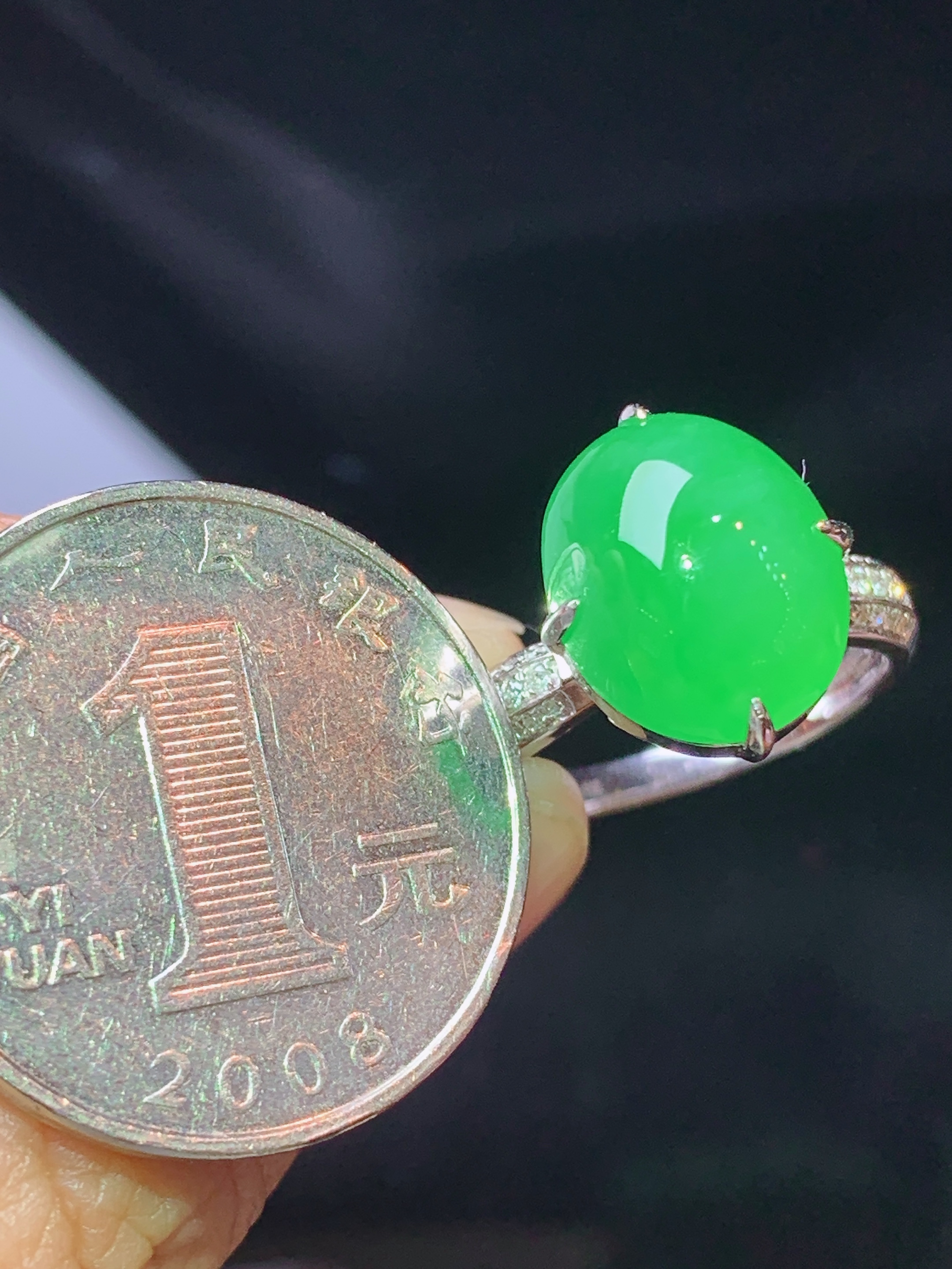 18k金钻镶嵌翠绿蛋面戒指 玉质细腻 色泽艳丽清新 水润亮眼 圈口14.5 裸石尺寸12.8*10.5*5L2